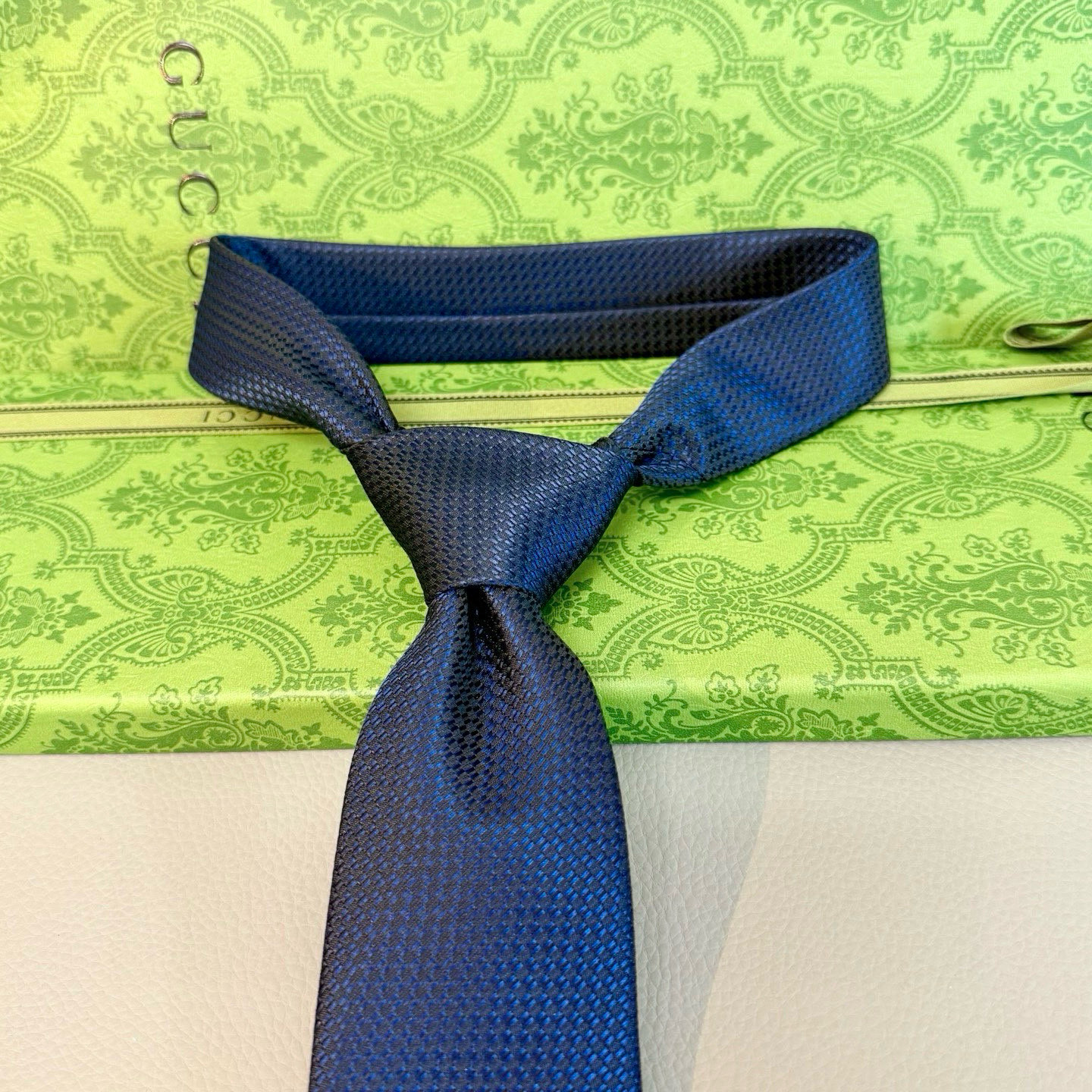 特价💰Gucci家这款小蜜蜂真的很吸睛！看了就爱上
而且搭配蓝色西服 超级好看了
比其他款式都年轻耐看更