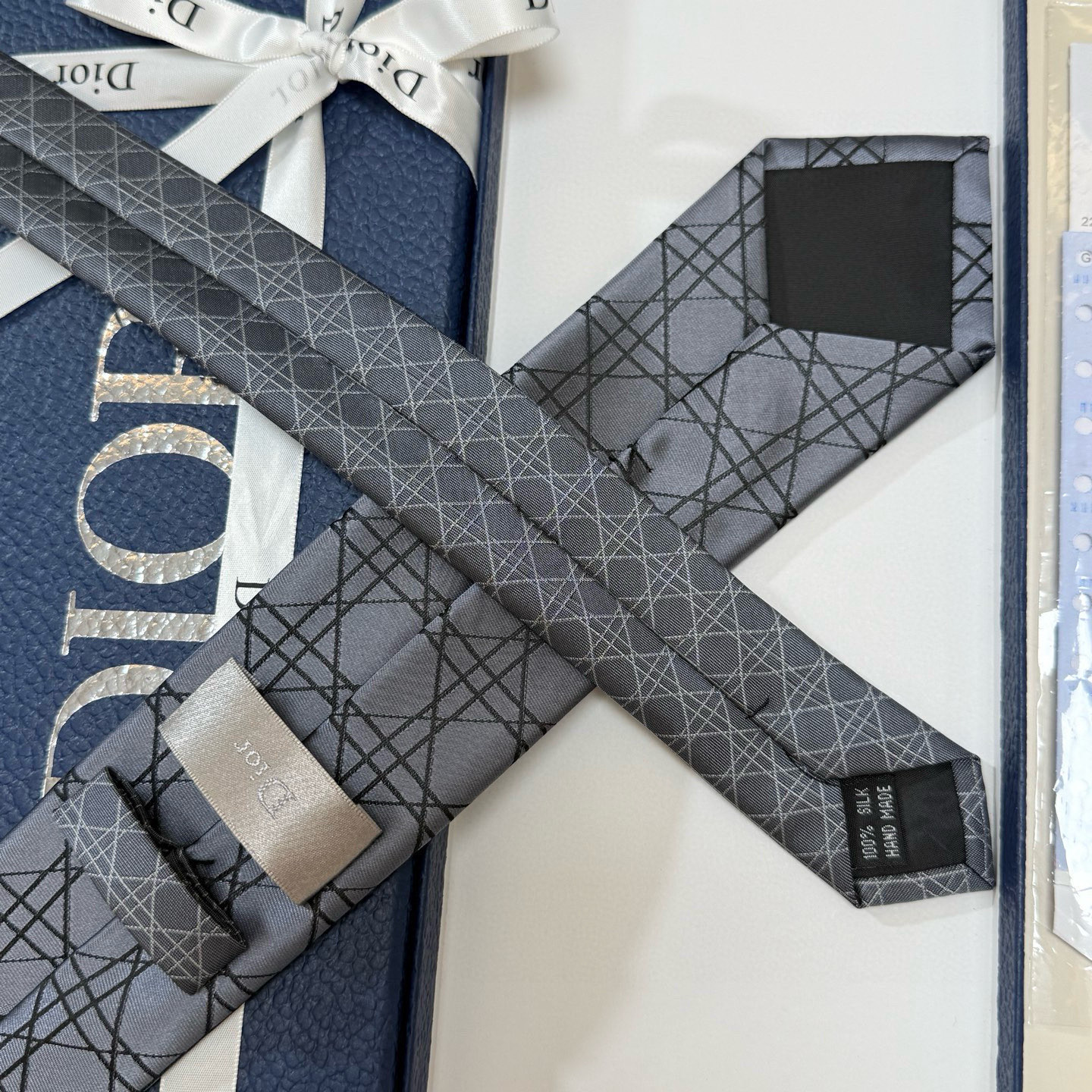 特价💰爆款到👏👏Do家新款领带💖💖 👔👔Dior男士【D藤格纹图案领带】，稀有😻😻展现精湛手工与时尚优雅
