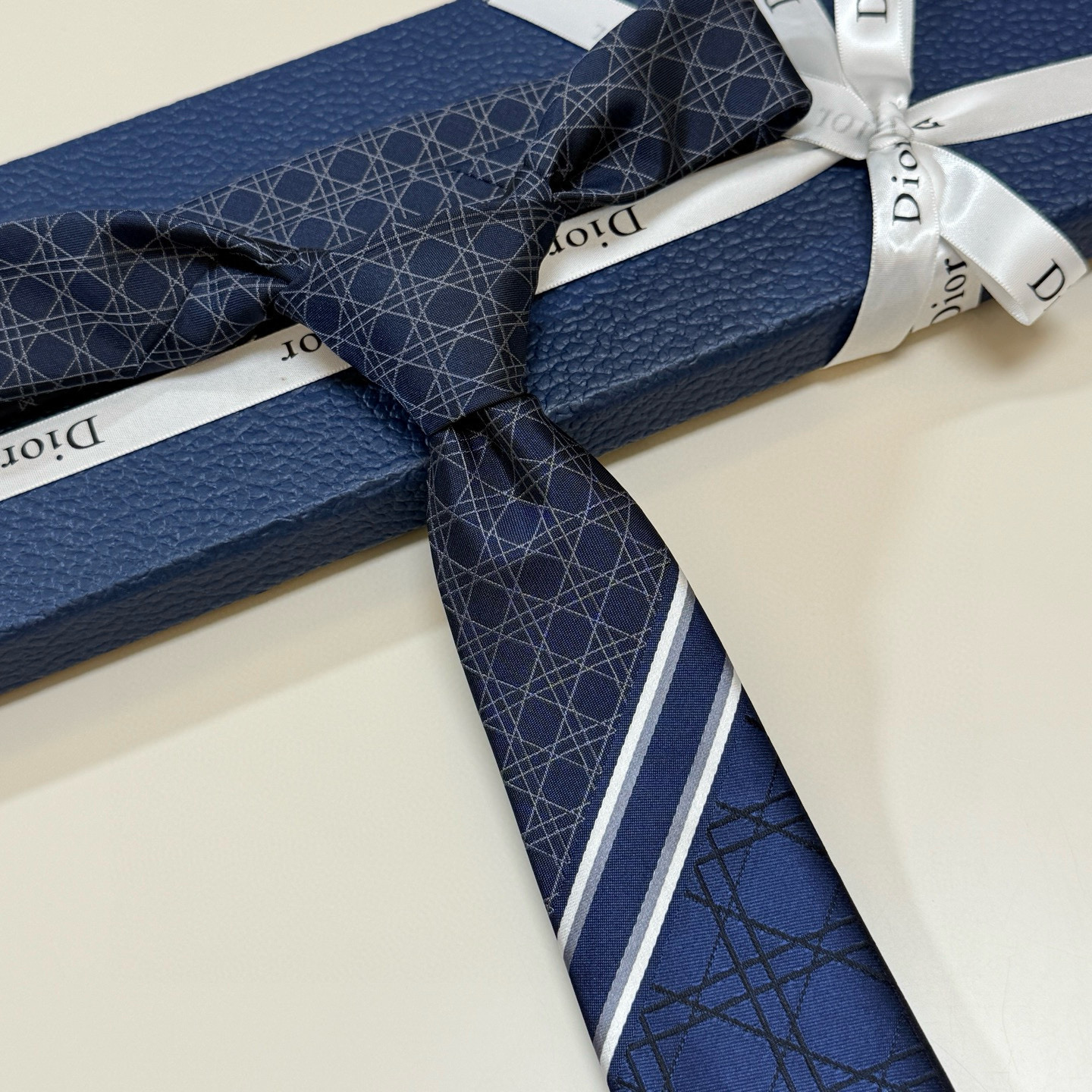 特价💰爆款到👏👏Do家新款领带💖💖 👔👔Dior男士【D藤格纹图案领带】，稀有😻😻展现精湛手工与时尚优雅