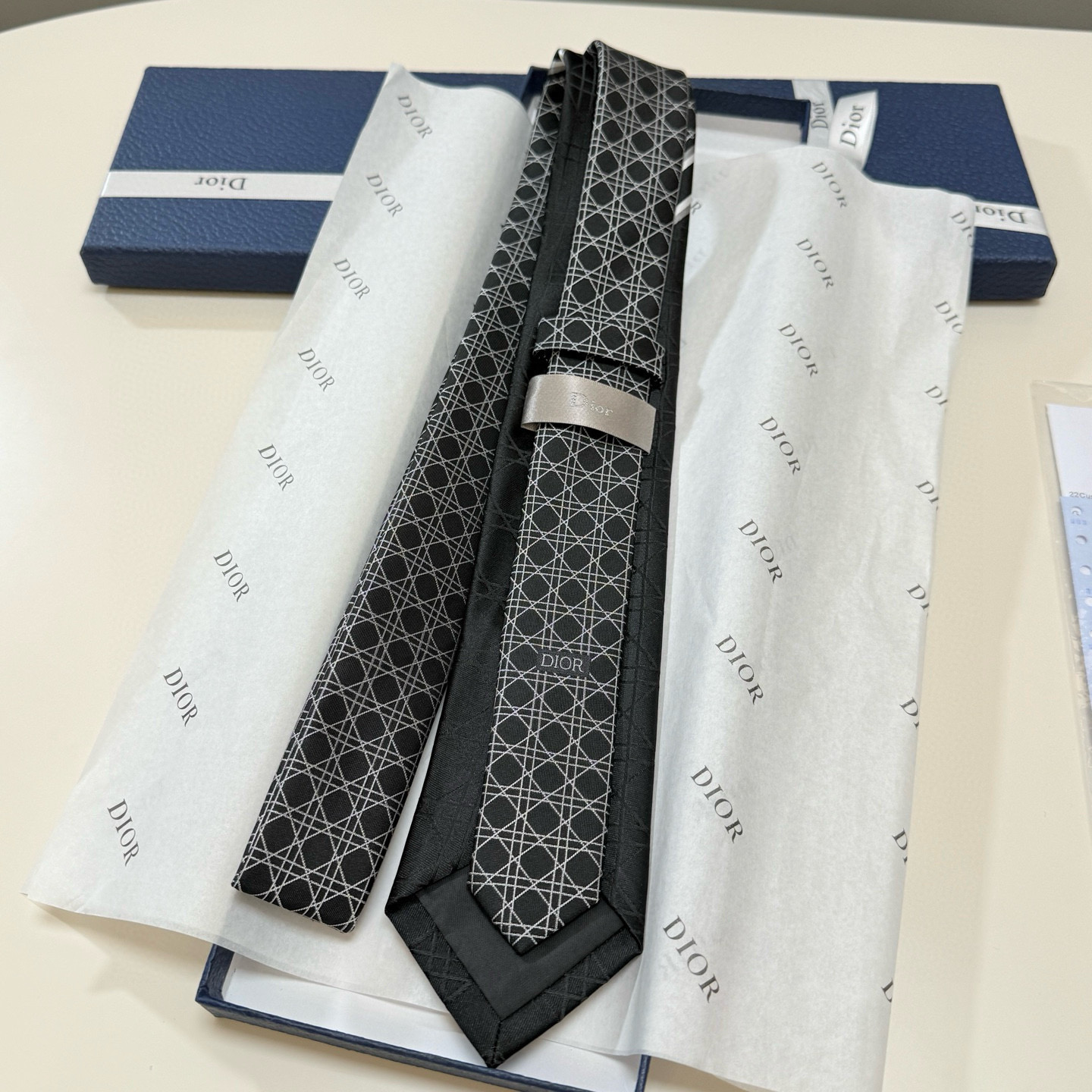 特价💰爆款到👏👏Do家新款领带💖💖 👔👔Dior男士【D藤格纹图案领带】，稀有😻😻展现精湛手工与时尚优雅