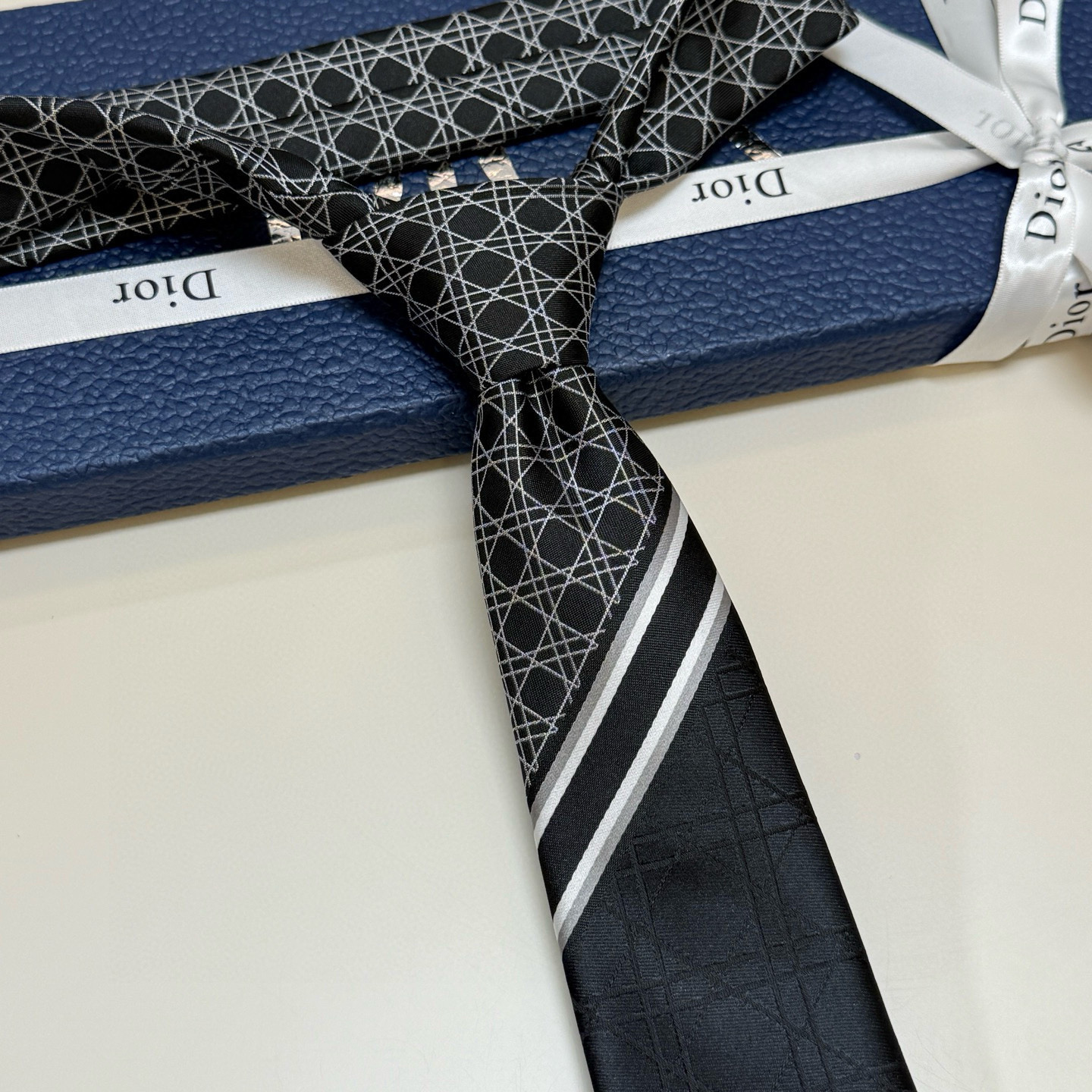 特价💰爆款到👏👏Do家新款领带💖💖 👔👔Dior男士【D藤格纹图案领带】，稀有😻😻展现精湛手工与时尚优雅
