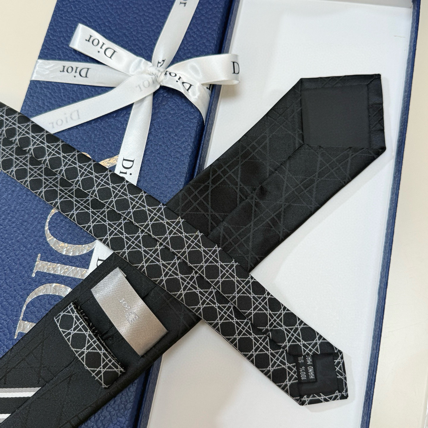 特价💰爆款到👏👏Do家新款领带💖💖 👔👔Dior男士【D藤格纹图案领带】，稀有😻😻展现精湛手工与时尚优雅