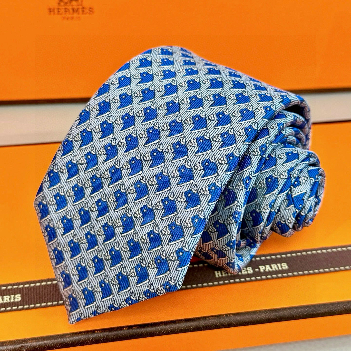 特价💰，马头男士领带👔👔，稀有爱马仕家每年都有一千条不同印花的领带面世，从最初的多以几何图案表现骑术活动