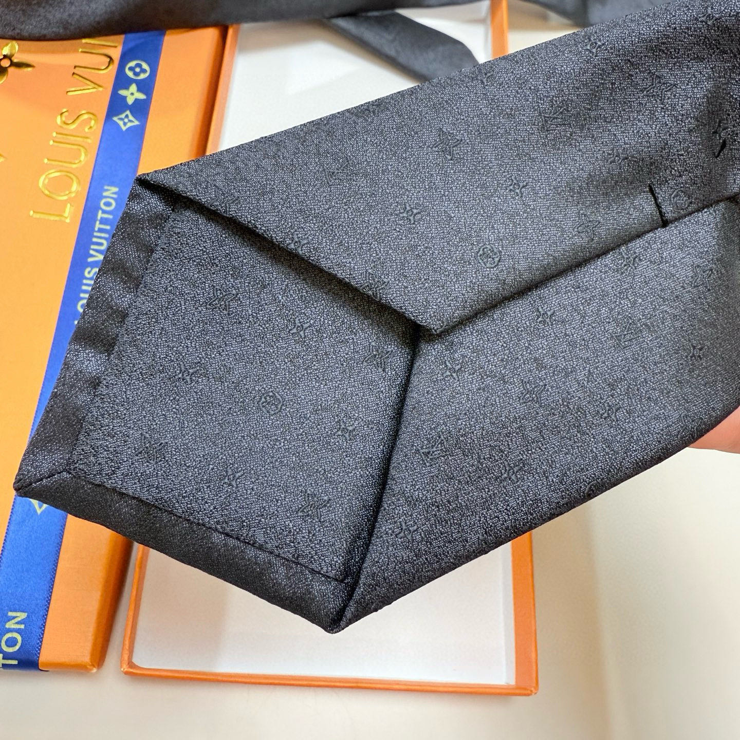 特价💰LV领带 ，路易威登经典领带👔男士必备单品超时尚！高端品质 版型面料都达到品牌标准，，难得的好款，
