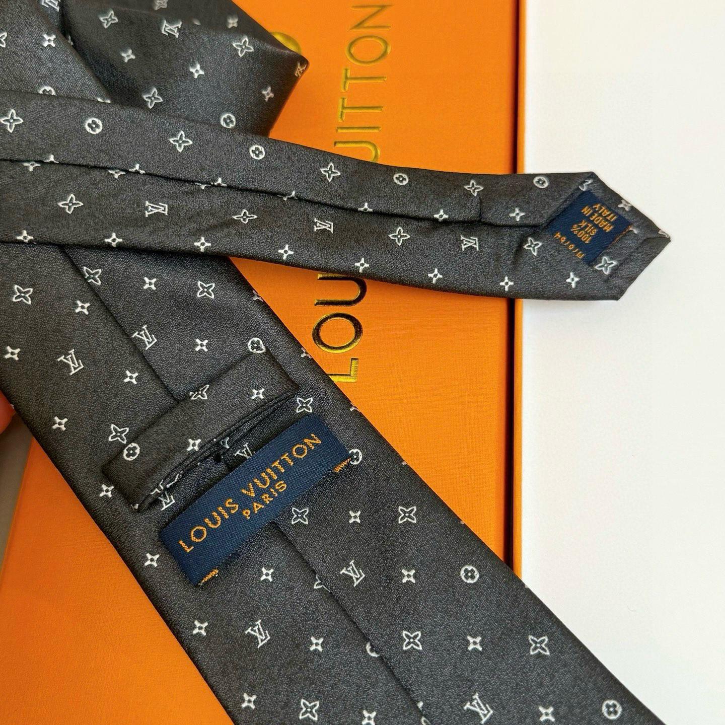 特价💰LV领带 ，路易威登经典领带👔男士必备单品超时尚！高端品质 版型面料都达到品牌标准，，难得的好款，