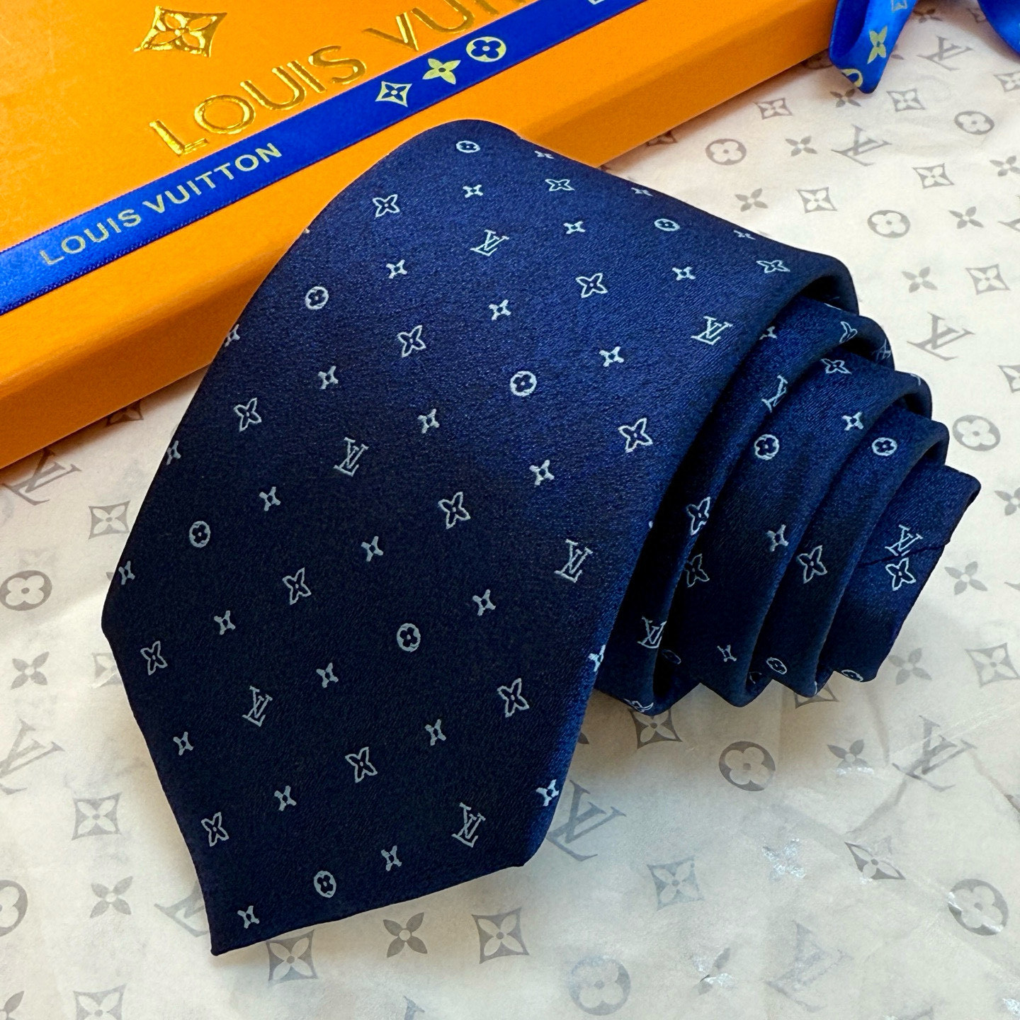 特价💰LV领带 ，路易威登经典领带👔男士必备单品超时尚！高端品质 版型面料都达到品牌标准，，难得的好款，