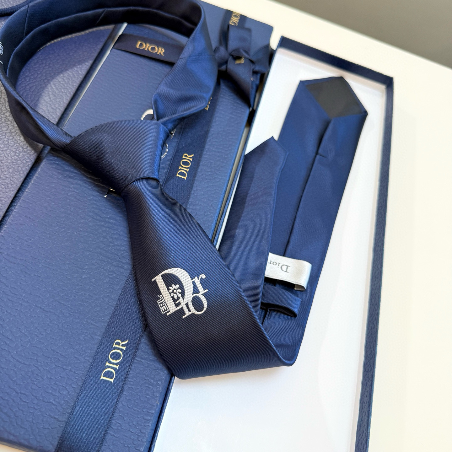 特价💰爆款到👏👏新款迪奥领带 👔👔Dior男士稀有😻😻展现精湛手工与时尚优雅的理想选择，这款采用DO家最