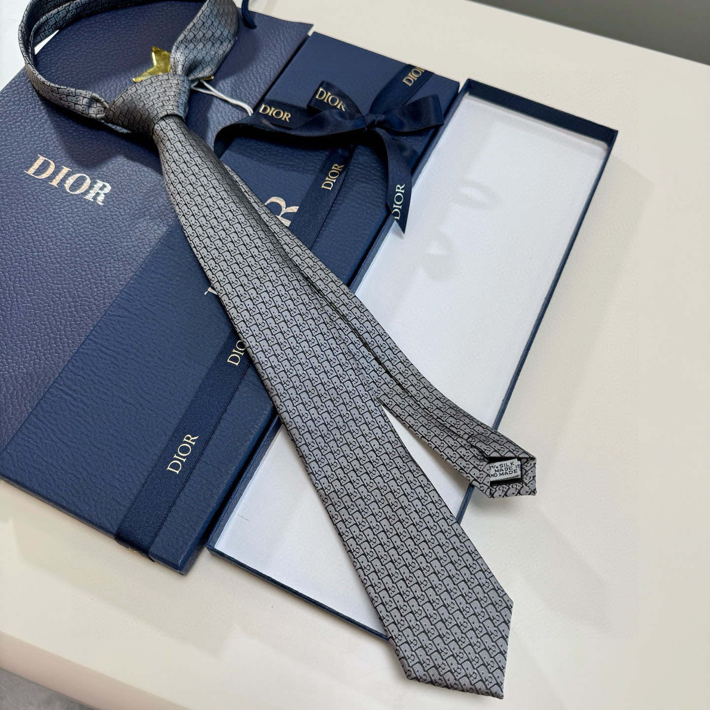 特价💰爆款到Dior新款领带 💖💖👔👔Dior男士【Do字母印花领带】，稀有😻😻展现精湛手工与时尚优雅的
