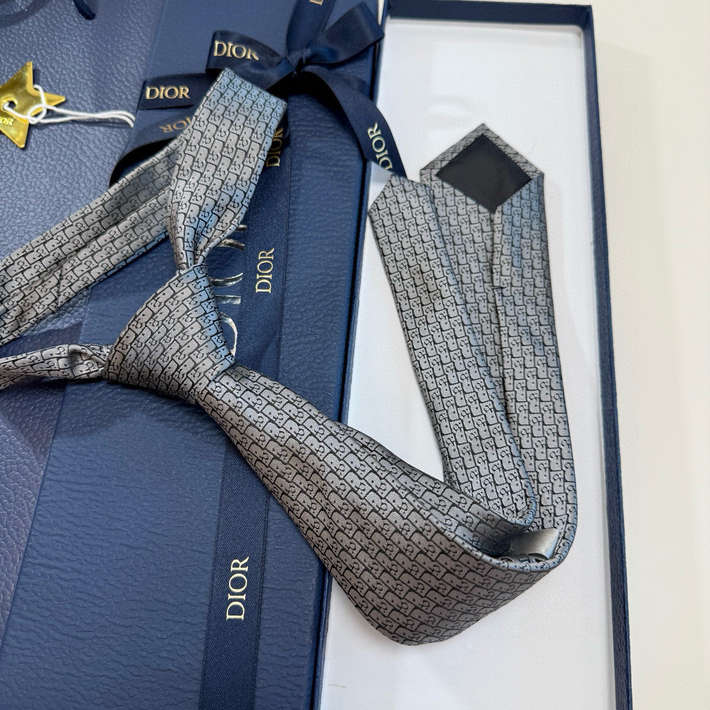特价💰爆款到Dior新款领带 💖💖👔👔Dior男士【Do字母印花领带】，稀有😻😻展现精湛手工与时尚优雅的