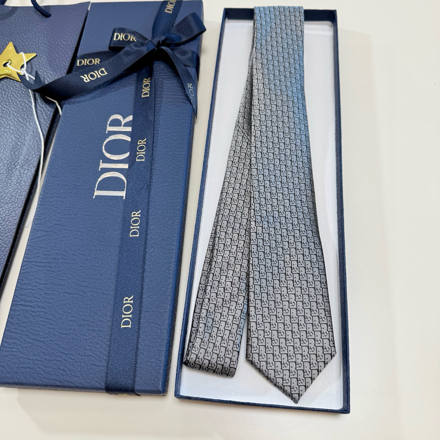 特价💰爆款到Dior新款领带 💖💖👔👔Dior男士【Do字母印花领带】，稀有😻😻展现精湛手工与时尚优雅的