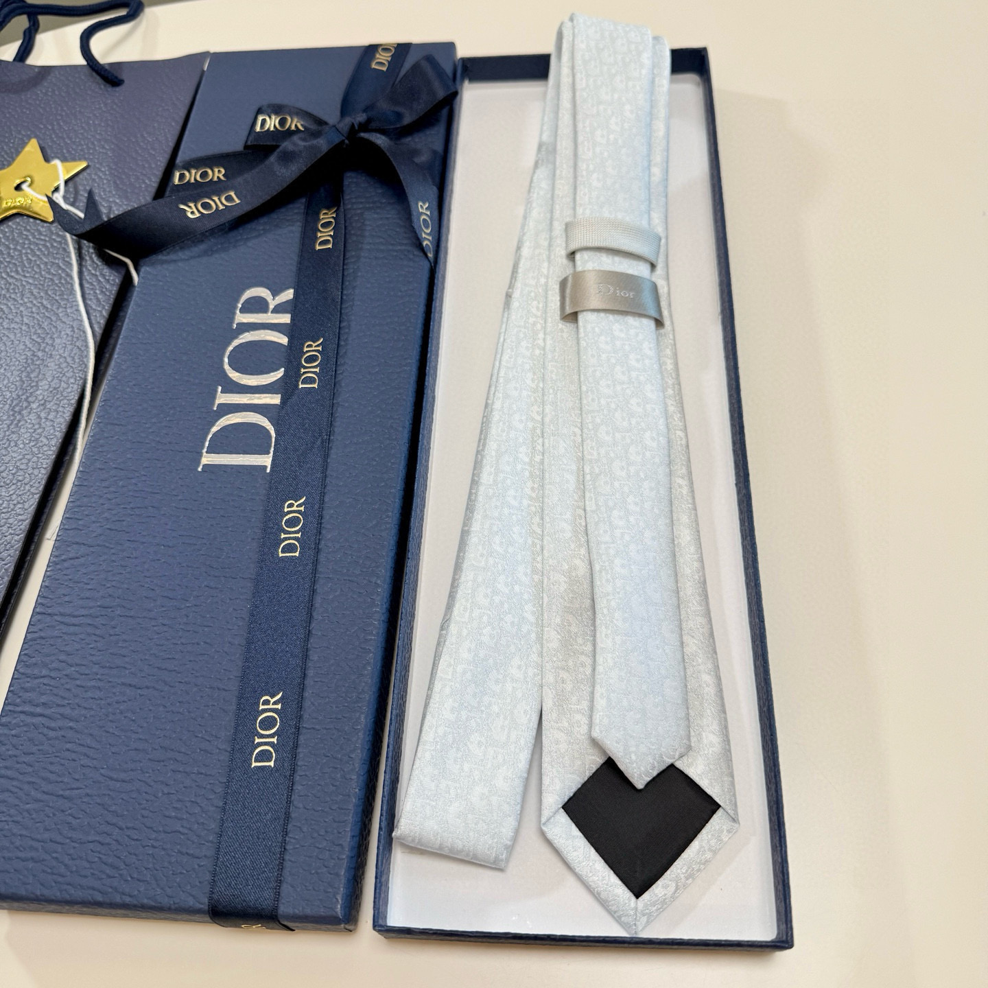 特价💰爆款到Dior新款领带 💖💖👔👔Dior男士【Do字母印花领带】，稀有😻😻展现精湛手工与时尚优雅的