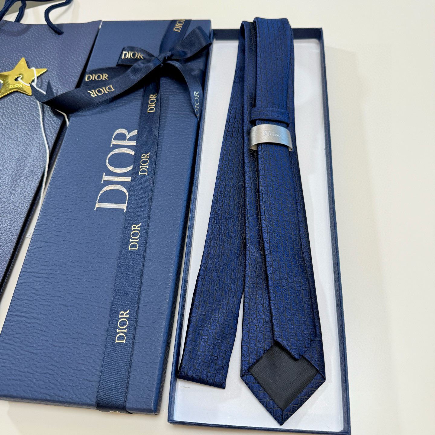 特价💰爆款到Dior新款领带 💖💖👔👔Dior男士【Do字母印花领带】，稀有😻😻展现精湛手工与时尚优雅的
