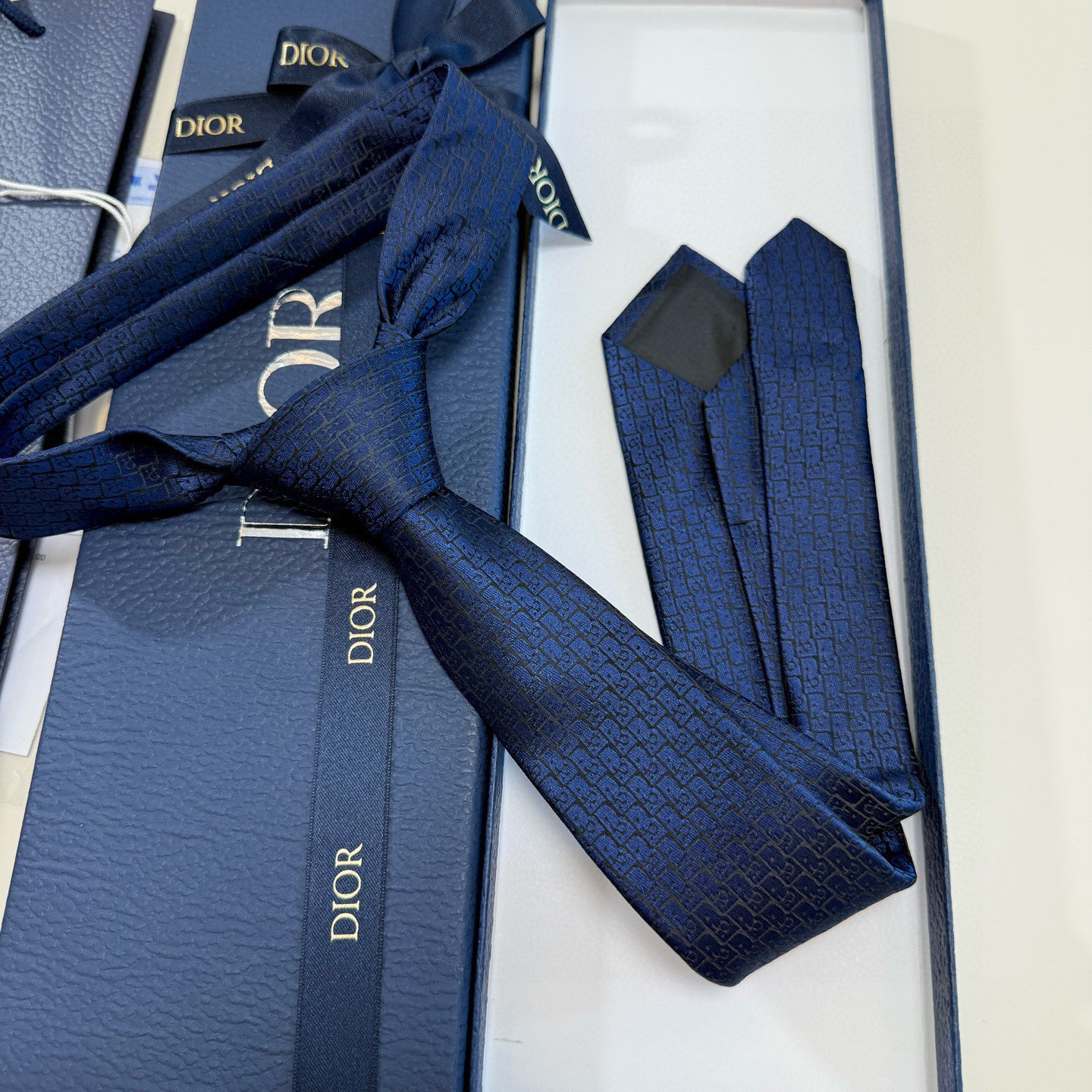 特价💰爆款到Dior新款领带 💖💖👔👔Dior男士【Do字母印花领带】，稀有😻😻展现精湛手工与时尚优雅的