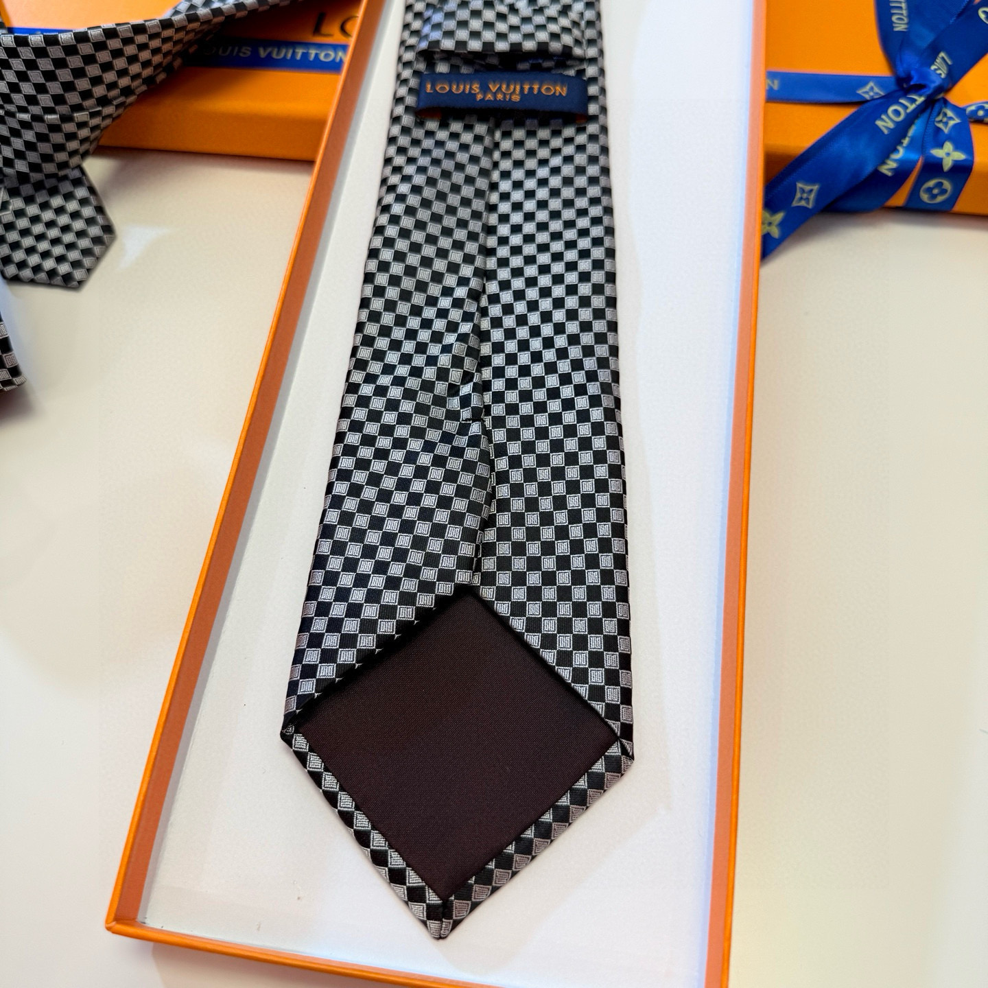 特价💰男士领带系列【L明暗格子领带】👔👔，稀有😻😻展现精湛手工与时尚优雅的理想选择，这款领带将标志性的D