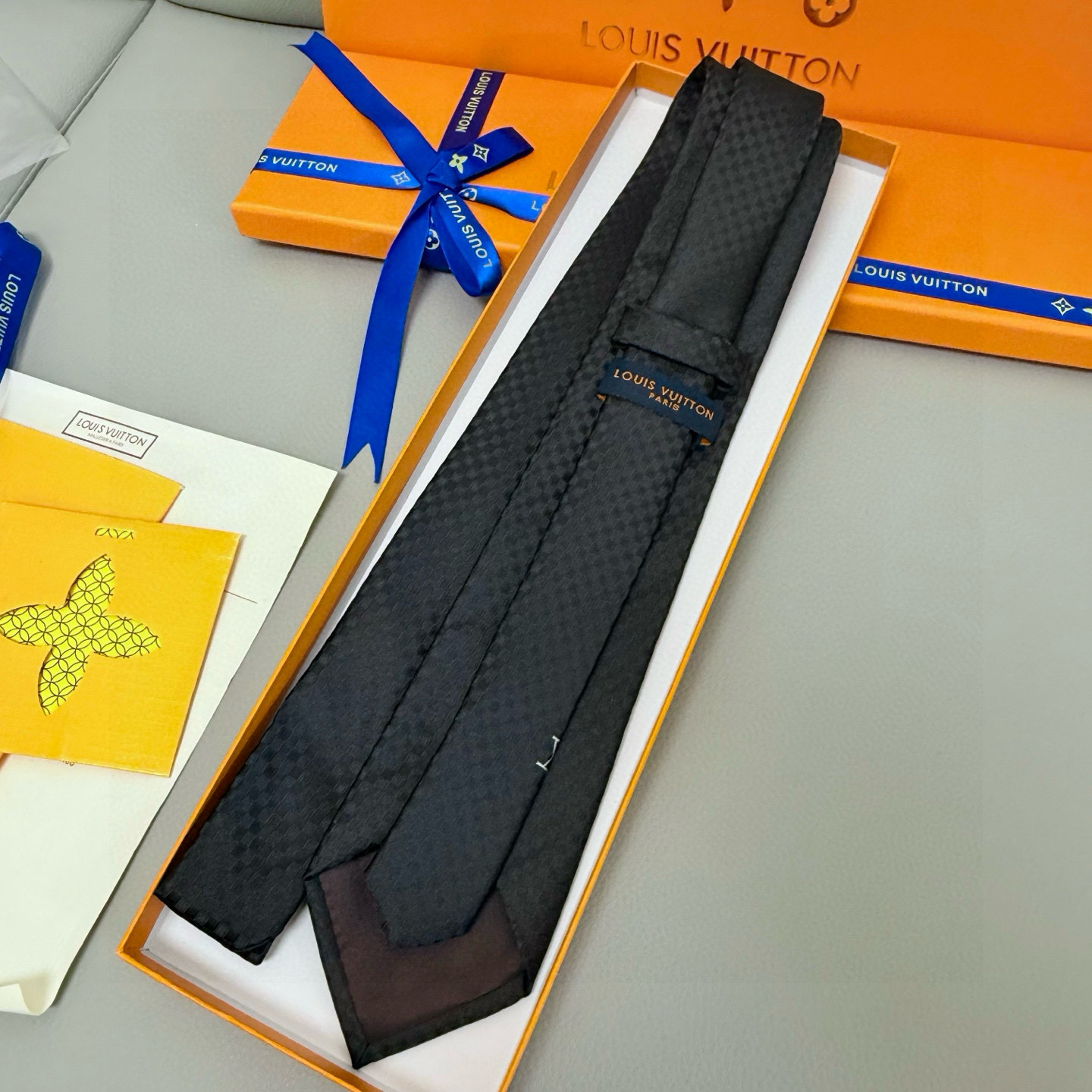 特价💰男士领带系列【L明暗格子领带】👔👔，稀有😻😻展现精湛手工与时尚优雅的理想选择，这款领带将标志性的D