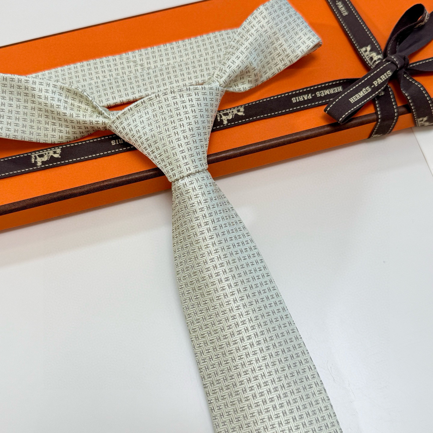 特价💰男士新款领带系列【小H字母领带】👔👔，稀有H家每年都有一千条不同印花的领带面世，从最初的多以几何图