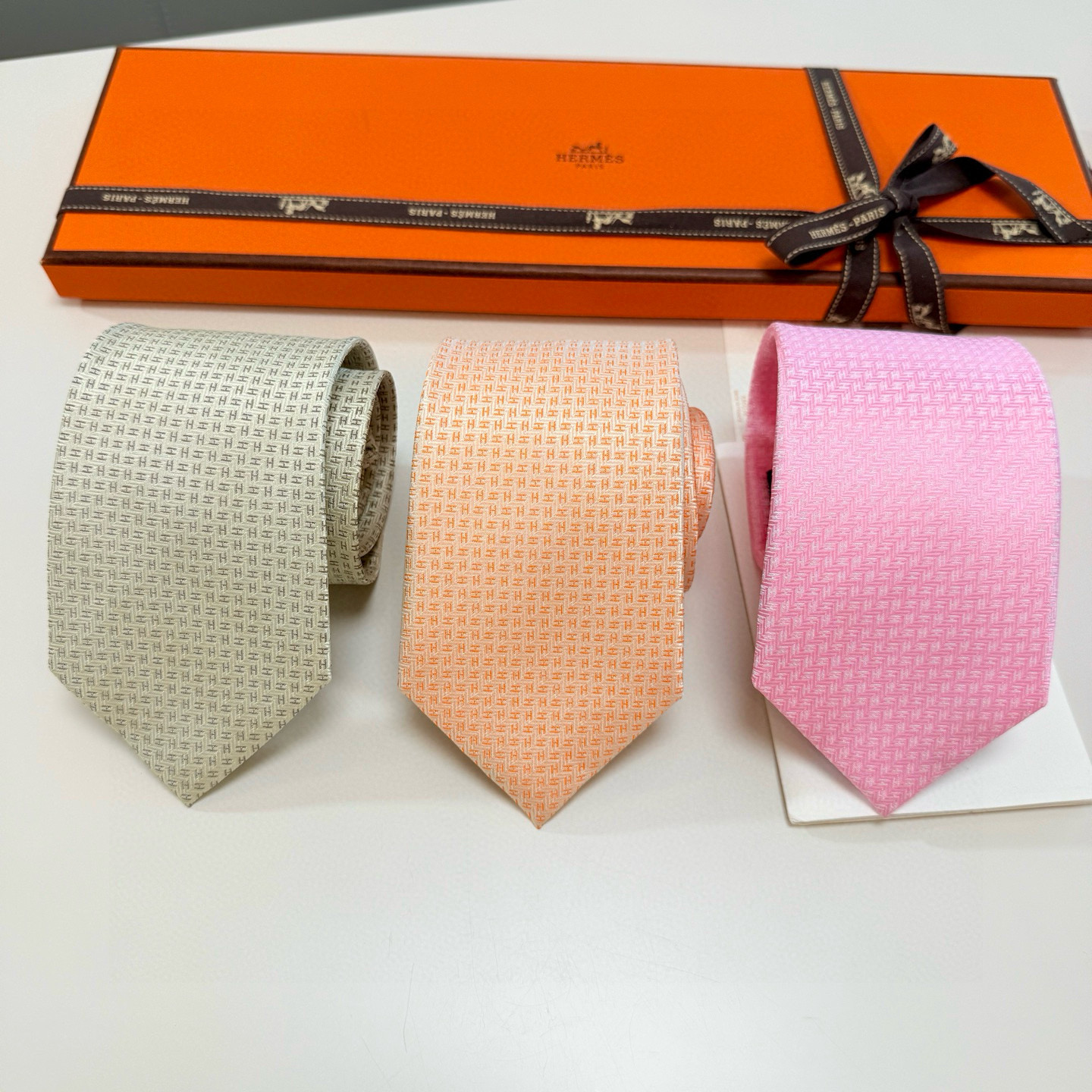 特价💰男士新款领带系列【小H字母领带】👔👔，稀有H家每年都有一千条不同印花的领带面世，从最初的多以几何图