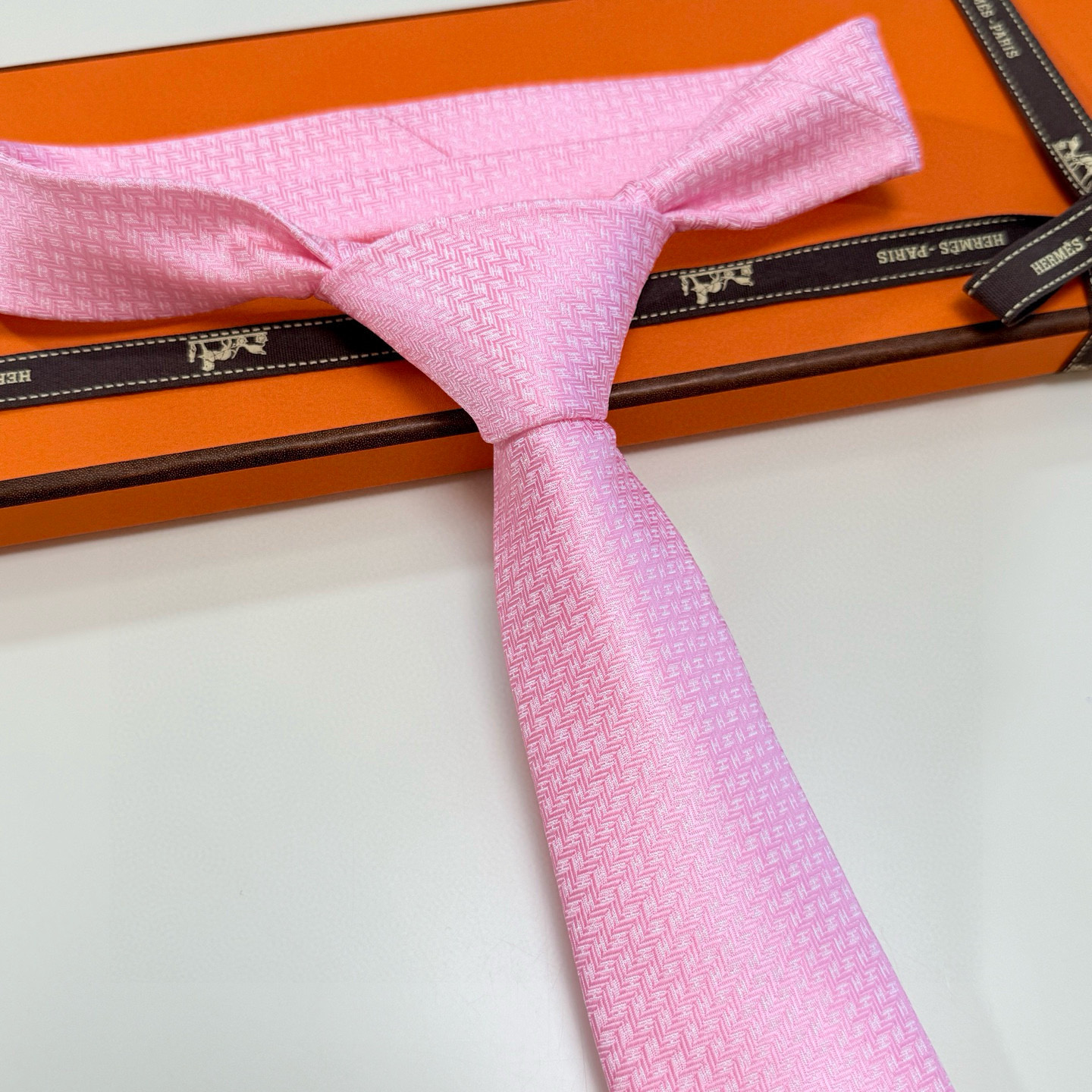 特价💰男士新款领带系列【小H字母领带】👔👔，稀有H家每年都有一千条不同印花的领带面世，从最初的多以几何图