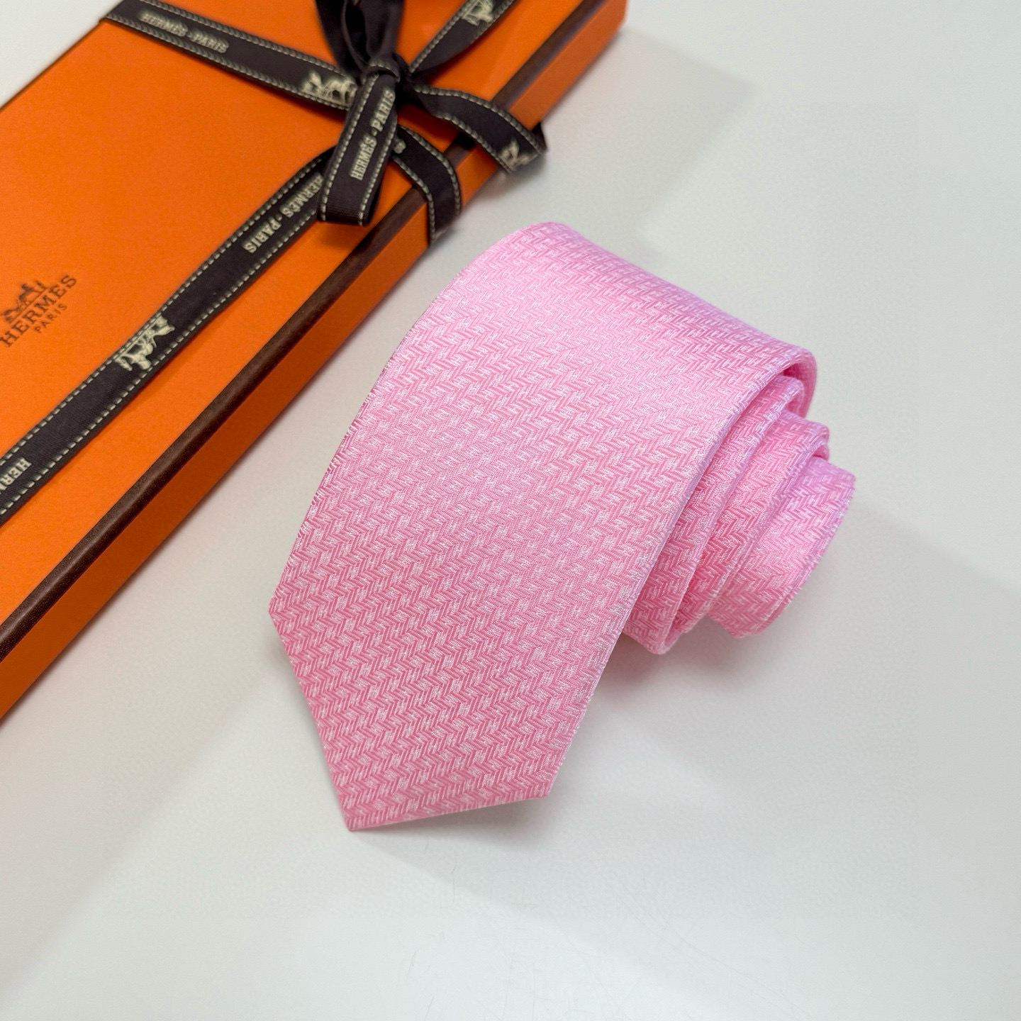 特价💰男士新款领带系列【小H字母领带】👔👔，稀有H家每年都有一千条不同印花的领带面世，从最初的多以几何图