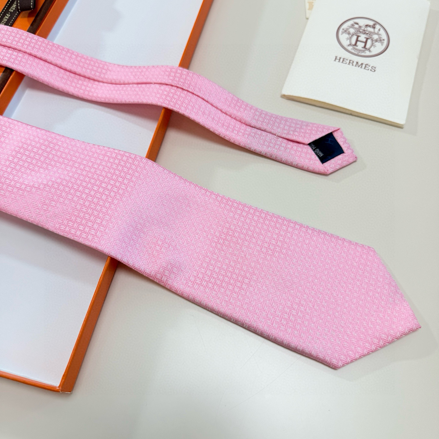 特价💰男士新款领带系列【小H字母领带】👔👔，稀有H家每年都有一千条不同印花的领带面世，从最初的多以几何图
