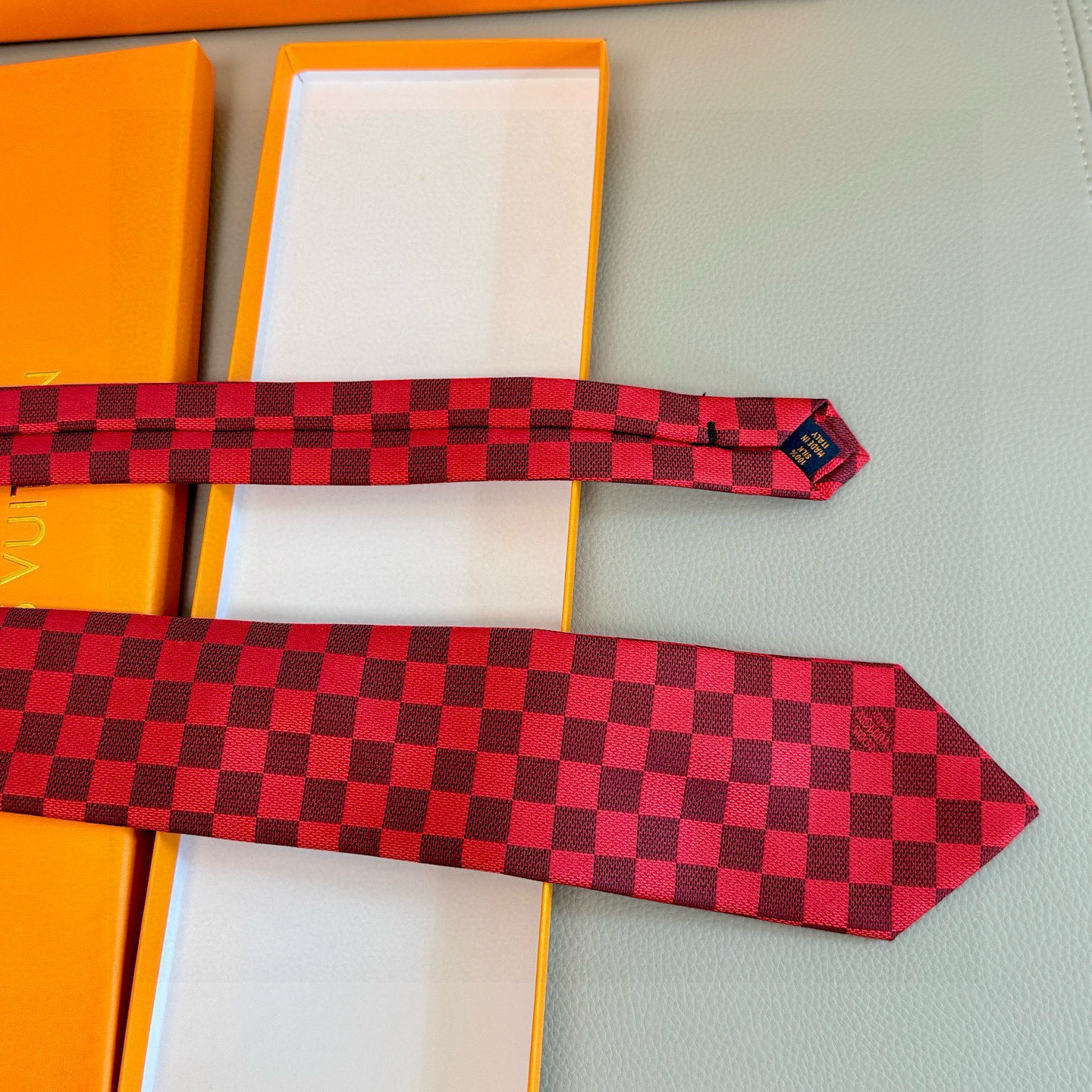特价💰男士领带系列 LV棋盘格领带👔👔，稀有😻😻展现精湛手工与时尚优雅的理想选择，这款领带将标志性的路易