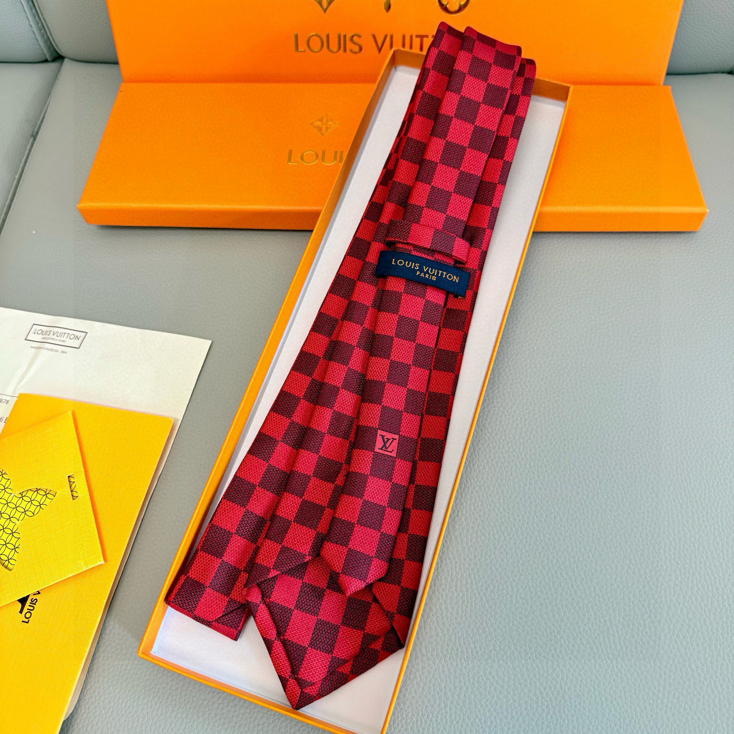 特价💰男士领带系列 LV棋盘格领带👔👔，稀有😻😻展现精湛手工与时尚优雅的理想选择，这款领带将标志性的路易