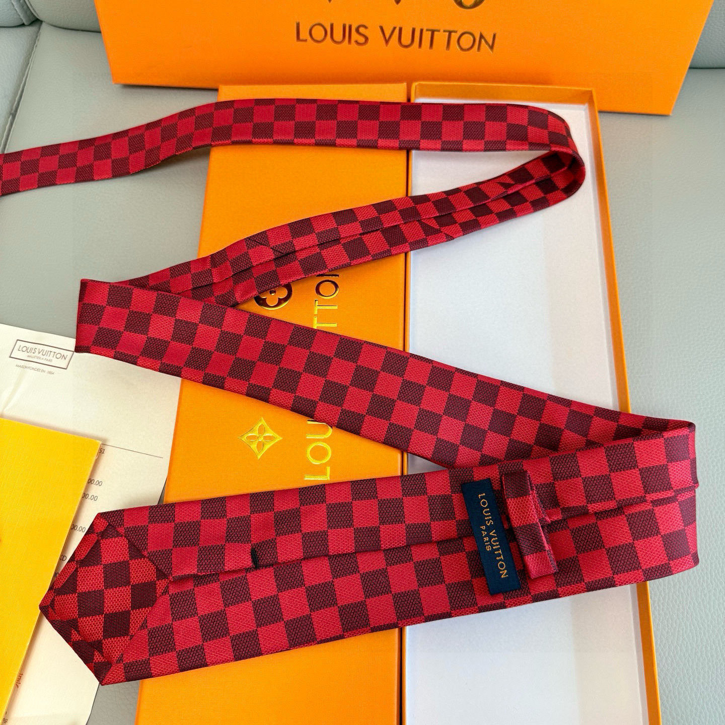 特价💰男士领带系列 LV棋盘格领带👔👔，稀有😻😻展现精湛手工与时尚优雅的理想选择，这款领带将标志性的路易