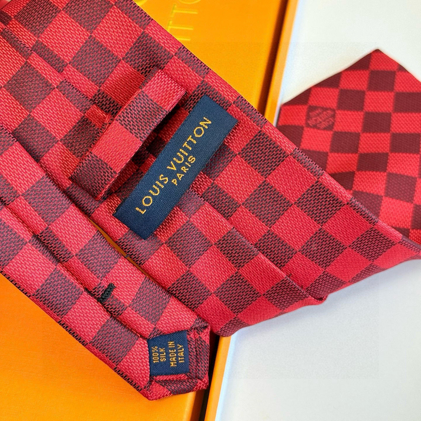 特价💰男士领带系列 LV棋盘格领带👔👔，稀有😻😻展现精湛手工与时尚优雅的理想选择，这款领带将标志性的路易