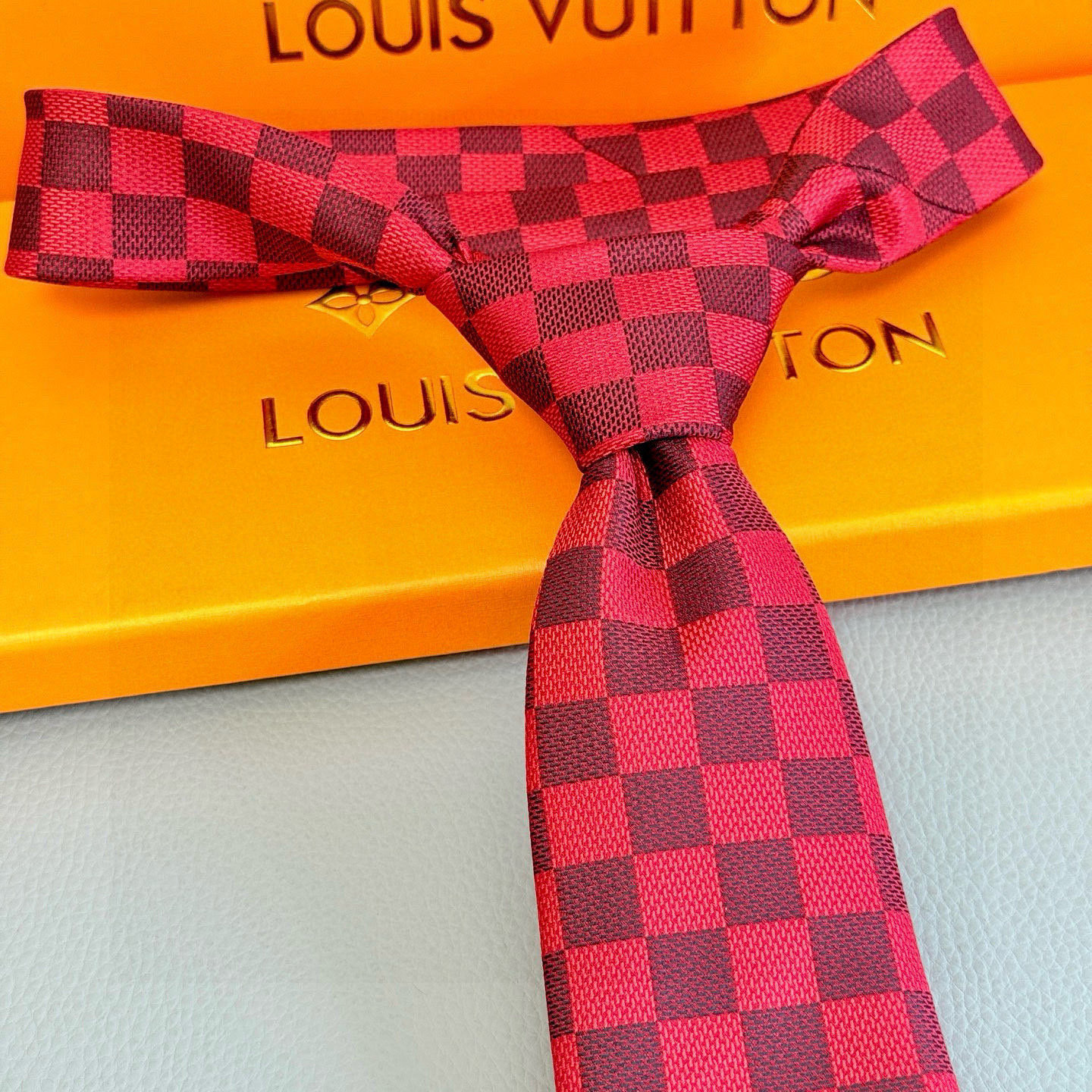 特价💰男士领带系列 LV棋盘格领带👔👔，稀有😻😻展现精湛手工与时尚优雅的理想选择，这款领带将标志性的路易