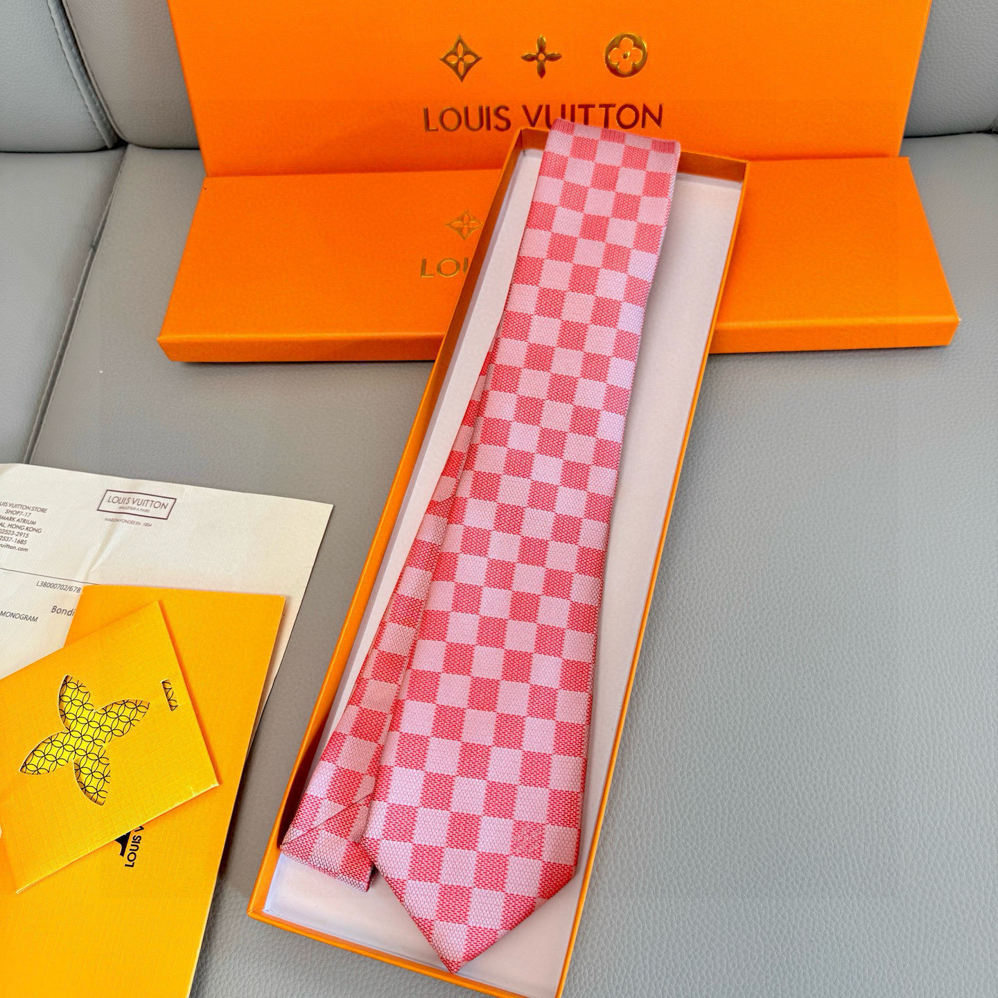 特价💰男士领带系列 LV棋盘格领带👔👔，稀有😻😻展现精湛手工与时尚优雅的理想选择，这款领带将标志性的路易