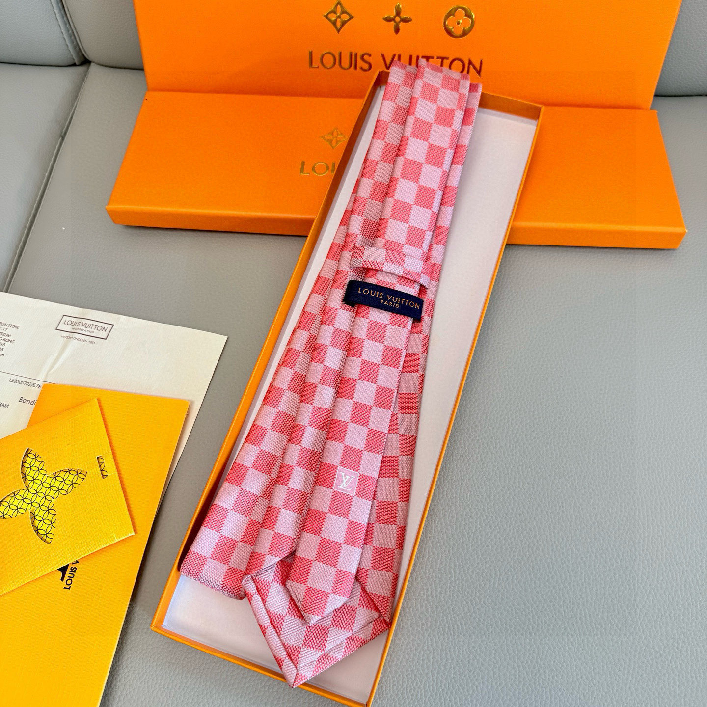 特价💰男士领带系列 LV棋盘格领带👔👔，稀有😻😻展现精湛手工与时尚优雅的理想选择，这款领带将标志性的路易
