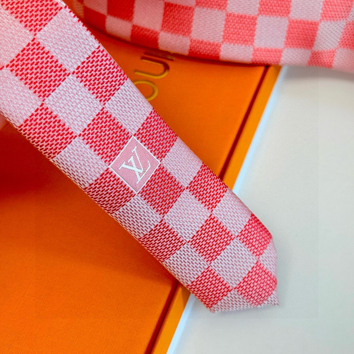 特价💰男士领带系列 LV棋盘格领带👔👔，稀有😻😻展现精湛手工与时尚优雅的理想选择，这款领带将标志性的路易