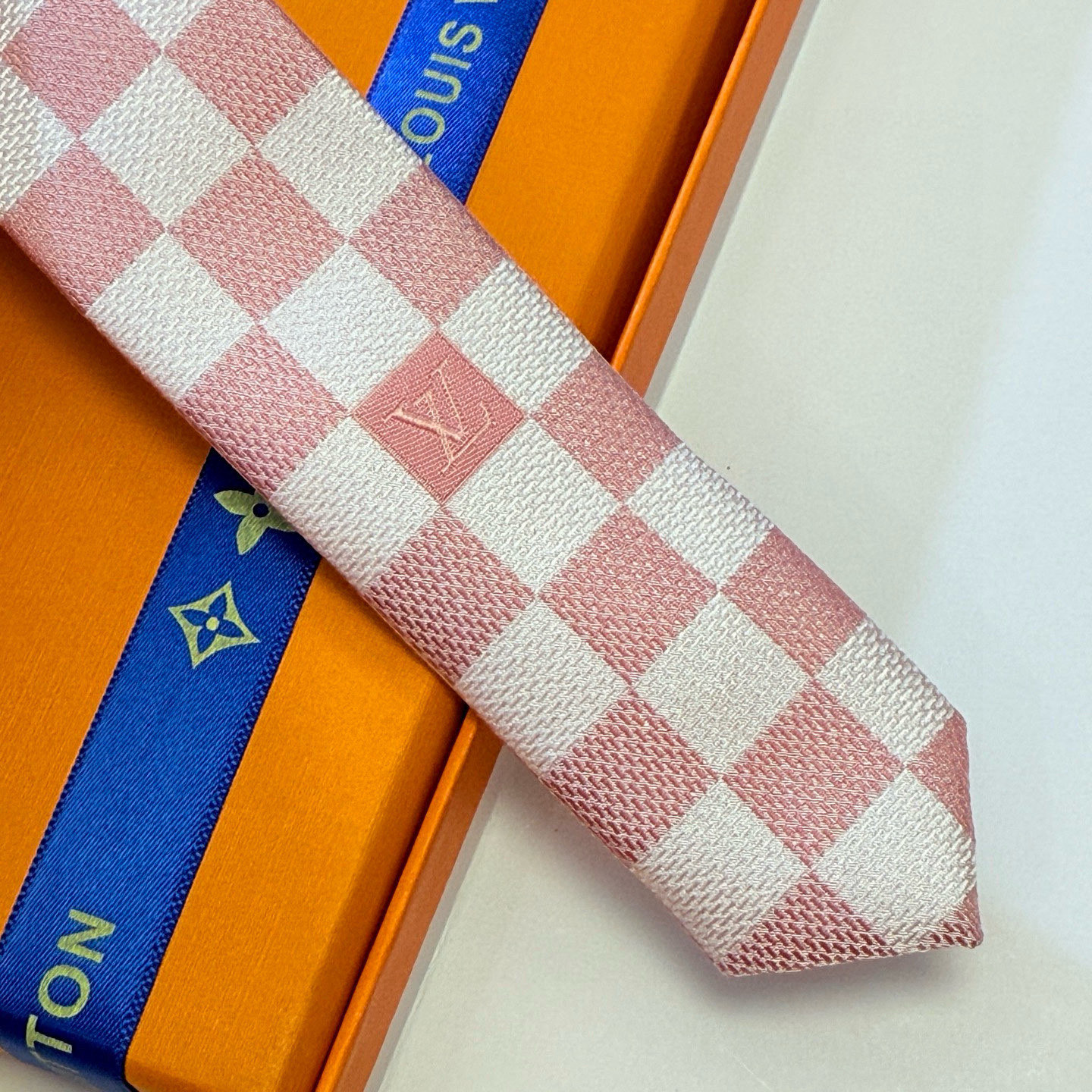 特价💰男士领带系列 LV棋盘格领带👔👔，稀有😻😻展现精湛手工与时尚优雅的理想选择，这款领带将标志性的路易