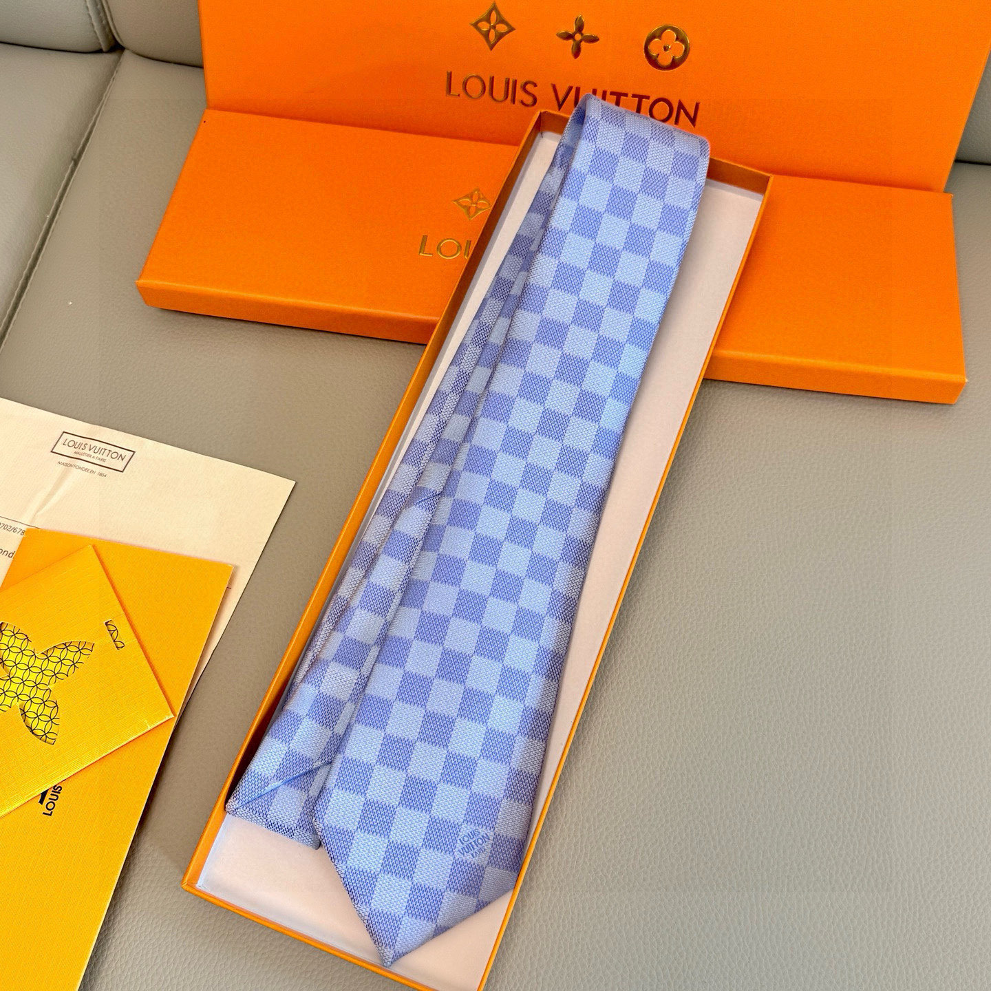 特价💰男士领带系列 LV棋盘格领带👔👔，稀有😻😻展现精湛手工与时尚优雅的理想选择，这款领带将标志性的路易