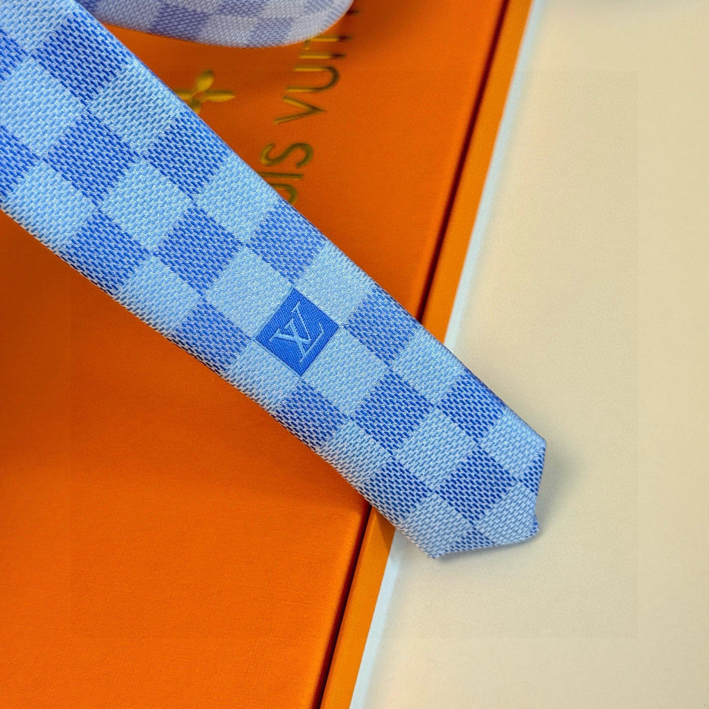特价💰男士领带系列 LV棋盘格领带👔👔，稀有😻😻展现精湛手工与时尚优雅的理想选择，这款领带将标志性的路易