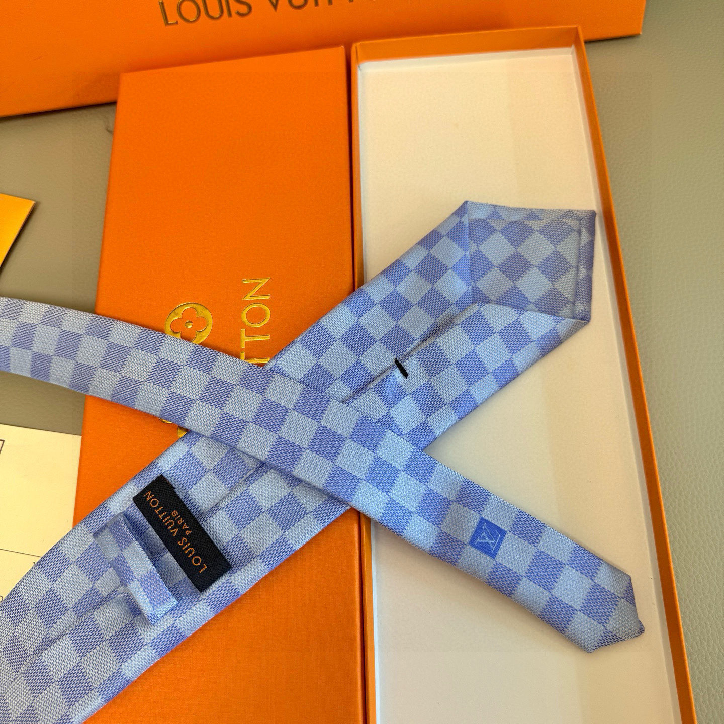 特价💰男士领带系列 LV棋盘格领带👔👔，稀有😻😻展现精湛手工与时尚优雅的理想选择，这款领带将标志性的路易