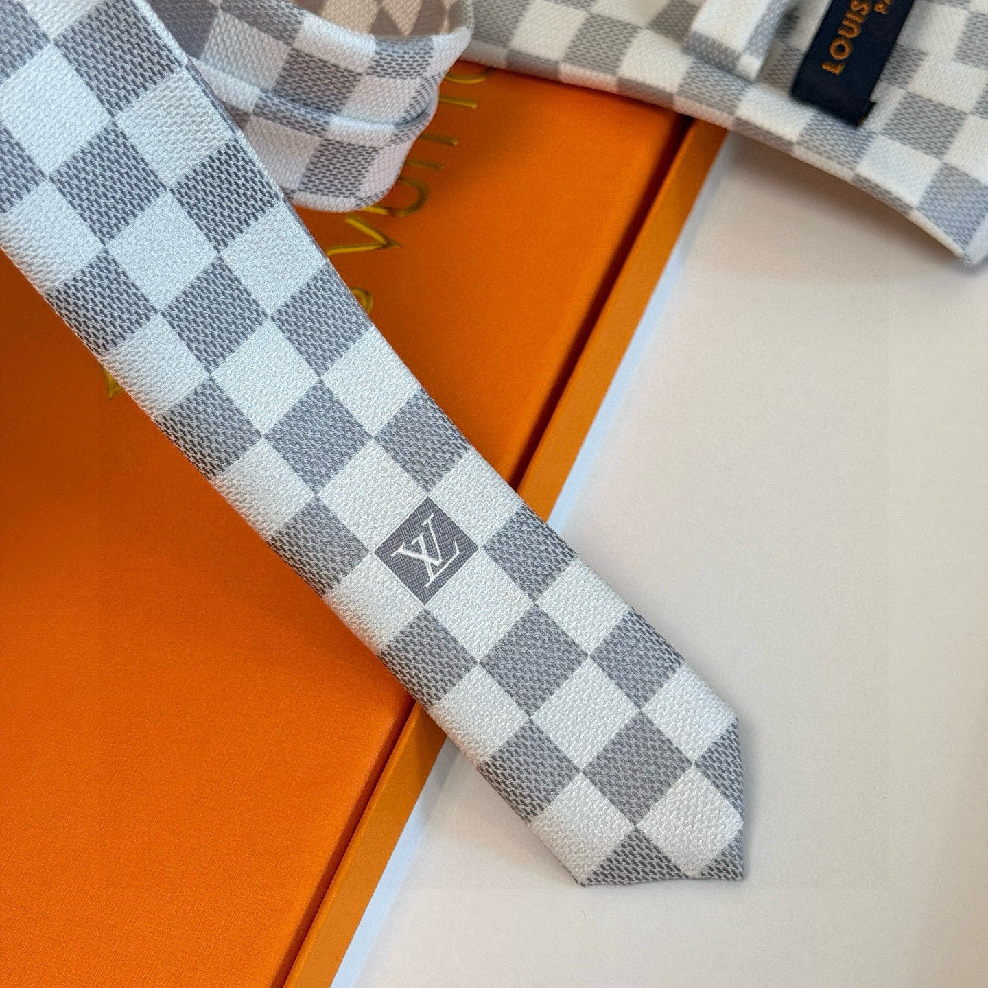 特价💰男士领带系列 LV棋盘格领带👔👔，稀有😻😻展现精湛手工与时尚优雅的理想选择，这款领带将标志性的路易