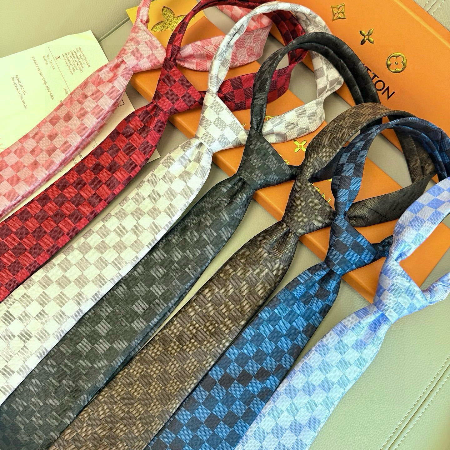 特价💰男士领带系列 LV棋盘格领带👔👔，稀有😻😻展现精湛手工与时尚优雅的理想选择，这款领带将标志性的路易