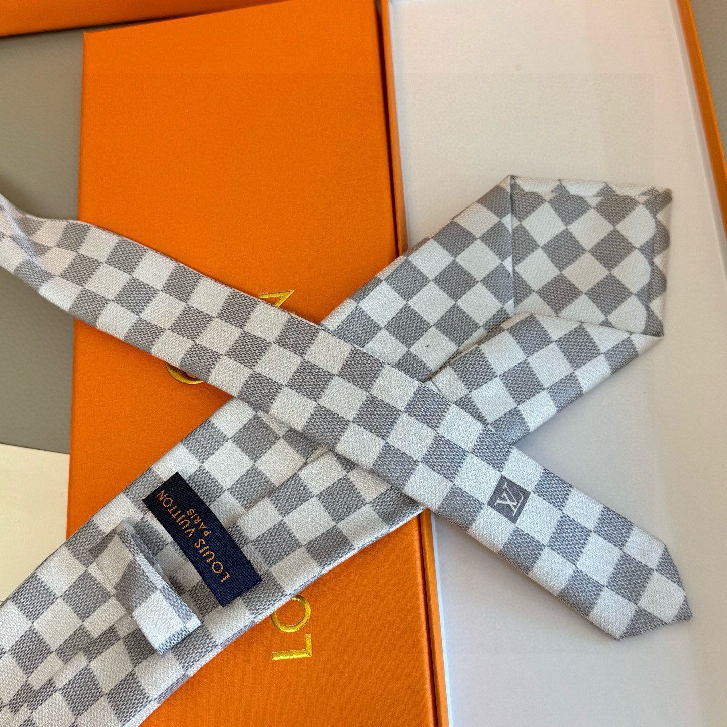 特价💰男士领带系列 LV棋盘格领带👔👔，稀有😻😻展现精湛手工与时尚优雅的理想选择，这款领带将标志性的路易