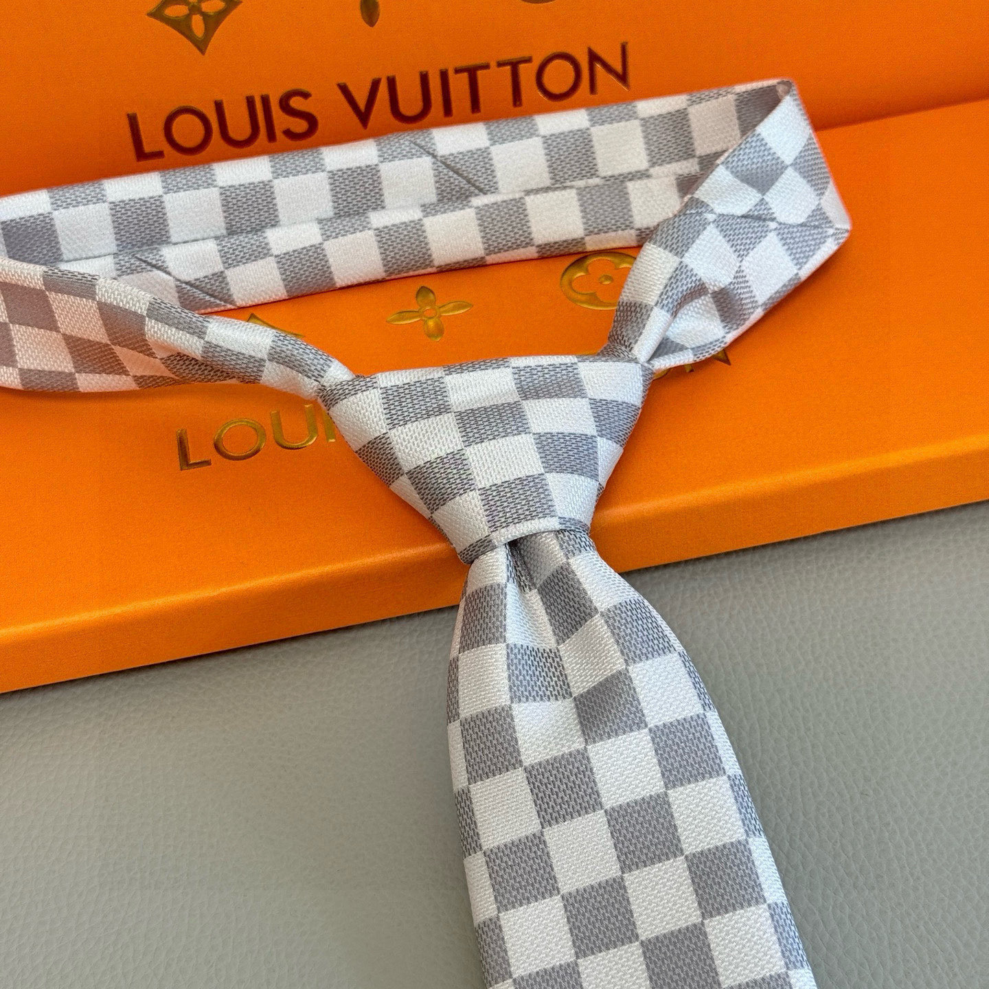 特价💰男士领带系列 LV棋盘格领带👔👔，稀有😻😻展现精湛手工与时尚优雅的理想选择，这款领带将标志性的路易