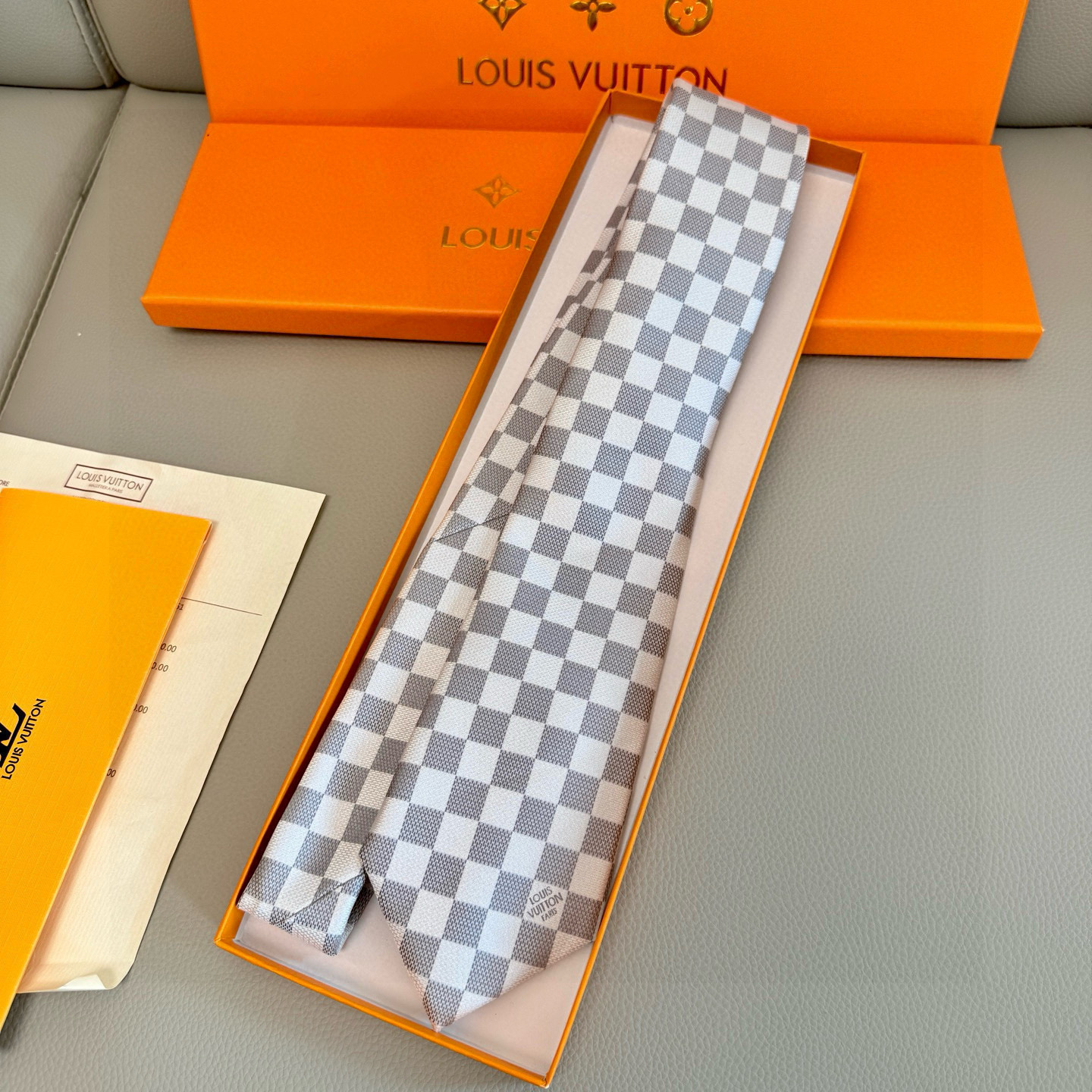 特价💰男士领带系列 LV棋盘格领带👔👔，稀有😻😻展现精湛手工与时尚优雅的理想选择，这款领带将标志性的路易
