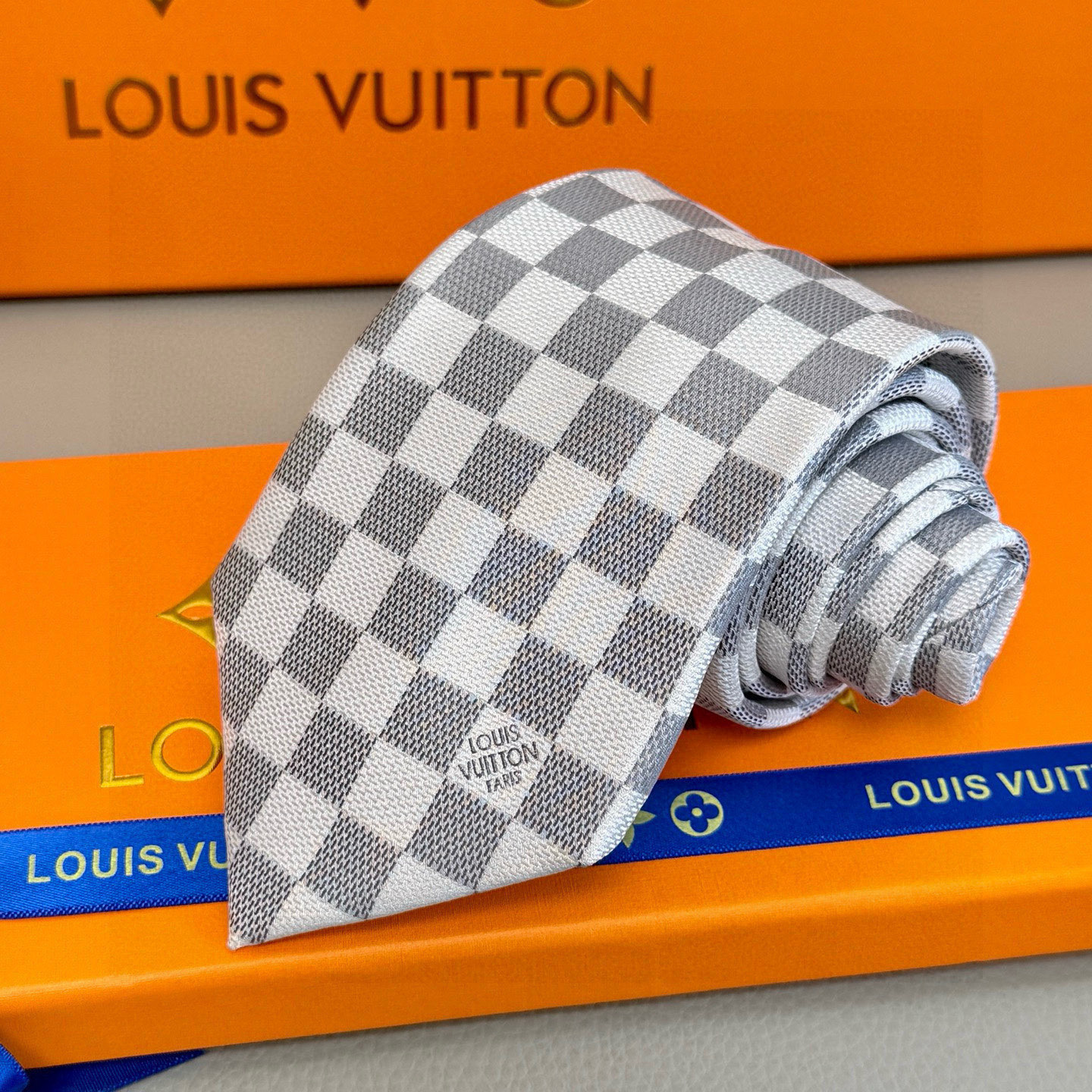 特价💰男士领带系列 LV棋盘格领带👔👔，稀有😻😻展现精湛手工与时尚优雅的理想选择，这款领带将标志性的路易