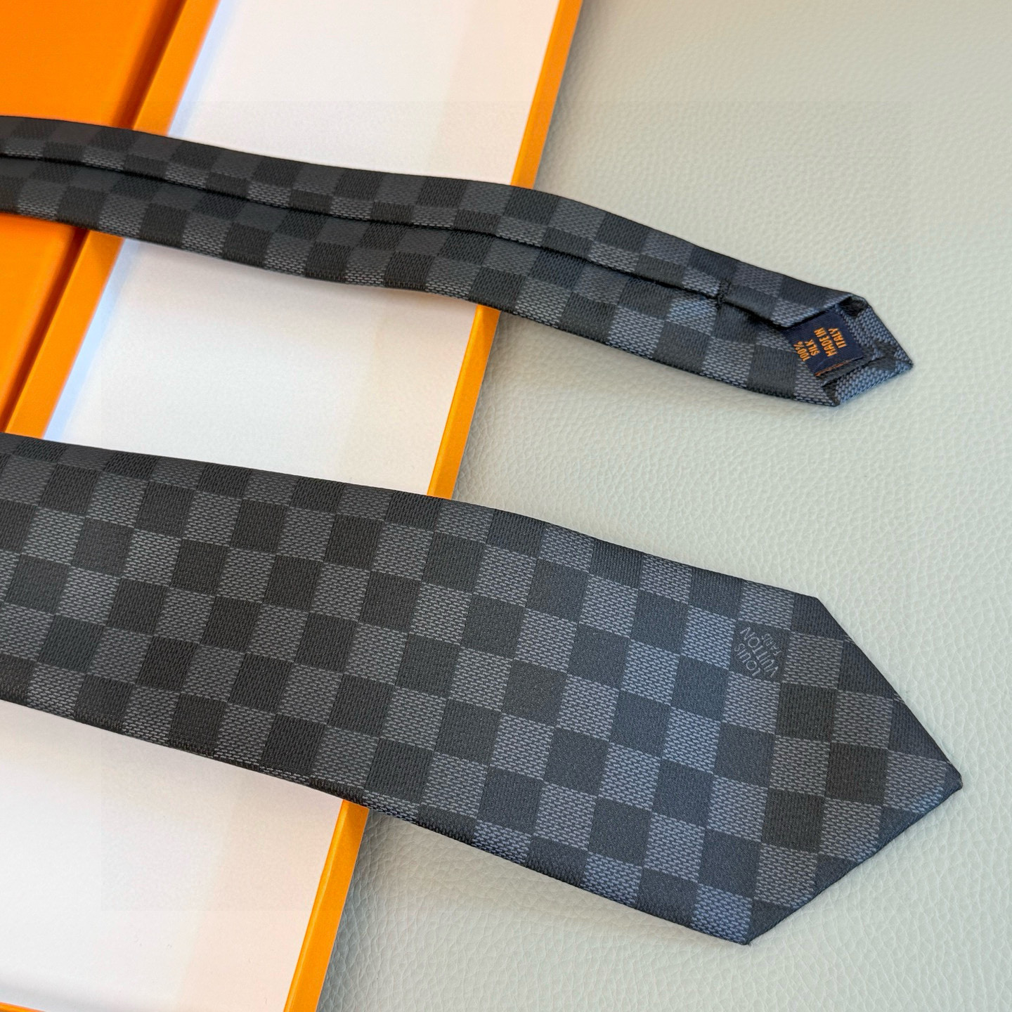 特价💰男士领带系列 LV棋盘格领带👔👔，稀有😻😻展现精湛手工与时尚优雅的理想选择，这款领带将标志性的路易