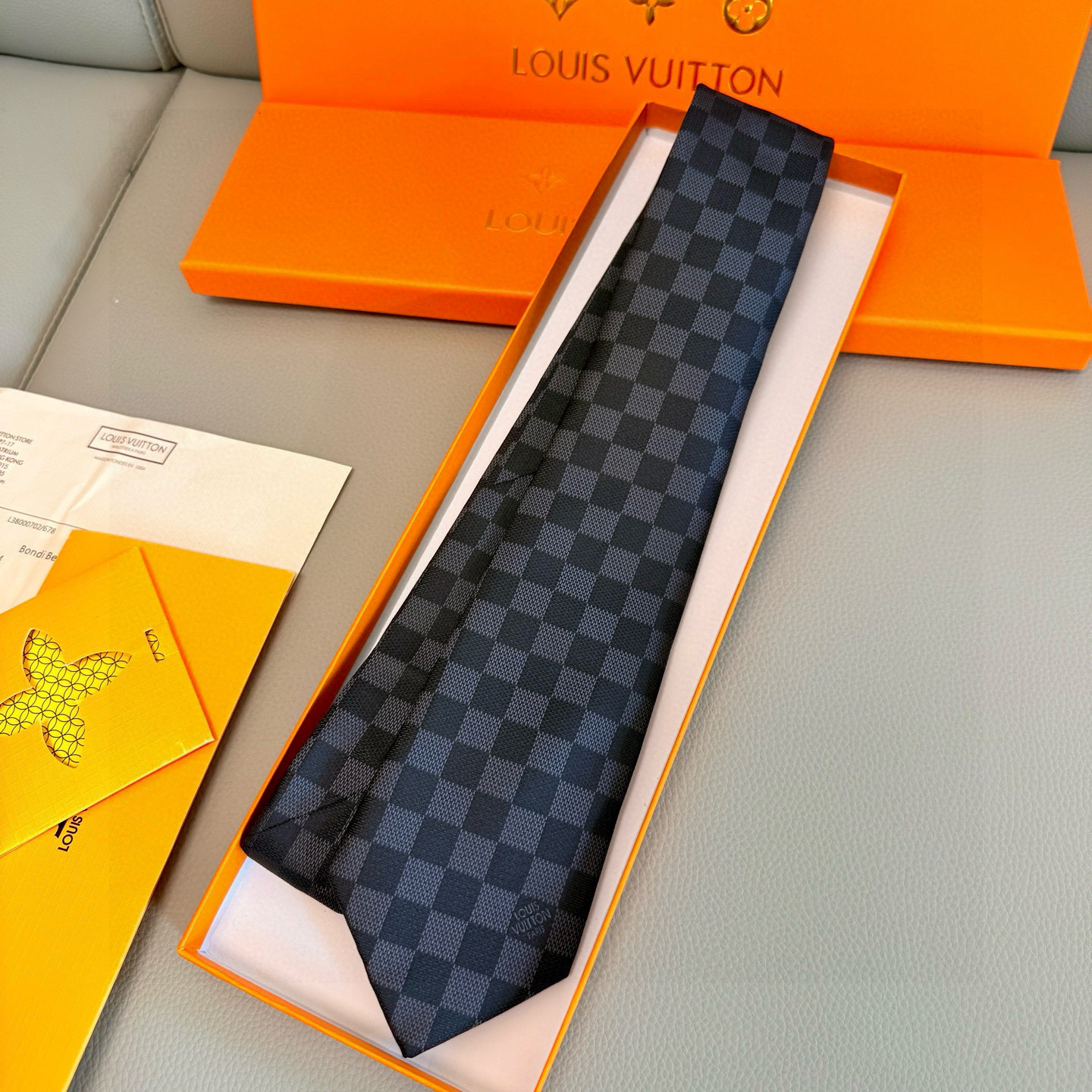 特价💰男士领带系列 LV棋盘格领带👔👔，稀有😻😻展现精湛手工与时尚优雅的理想选择，这款领带将标志性的路易