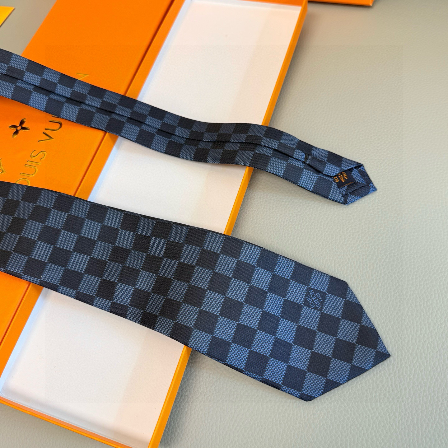 特价💰男士领带系列 LV棋盘格领带👔👔，稀有😻😻展现精湛手工与时尚优雅的理想选择，这款领带将标志性的路易