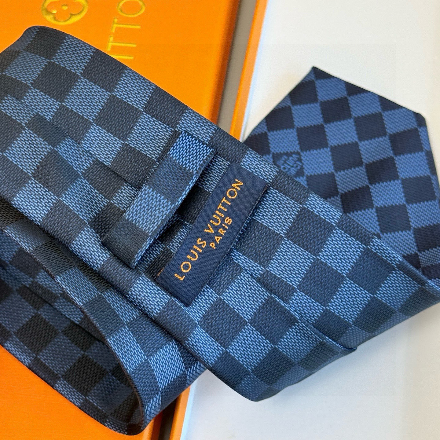 特价💰男士领带系列 LV棋盘格领带👔👔，稀有😻😻展现精湛手工与时尚优雅的理想选择，这款领带将标志性的路易
