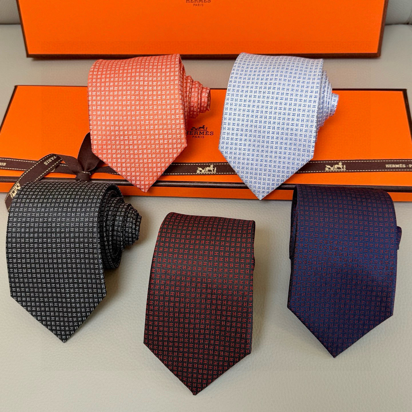 特价💰男士新款领带系列【小H字母领带】👔👔，稀有H家每年都有一千条不同印花的领带面世，从最初的多以几何图