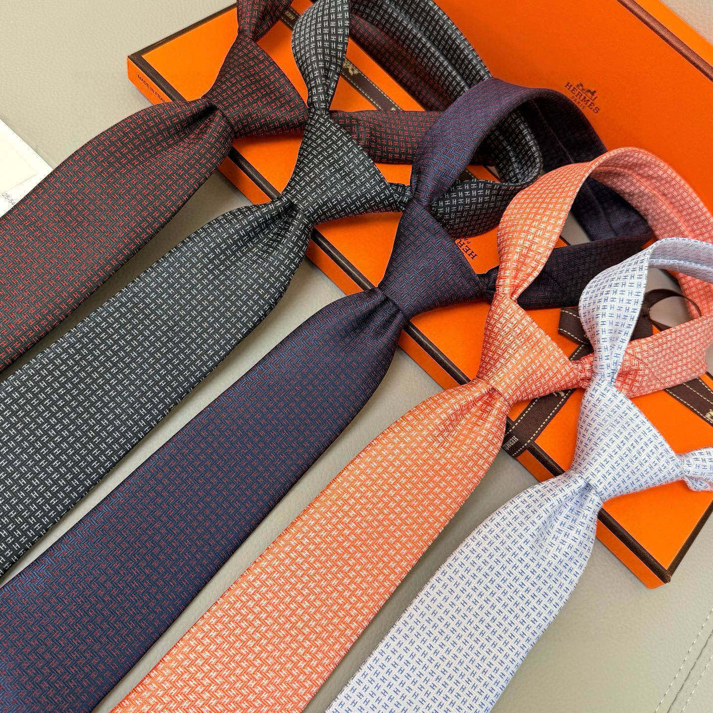 特价💰男士新款领带系列【小H字母领带】👔👔，稀有H家每年都有一千条不同印花的领带面世，从最初的多以几何图