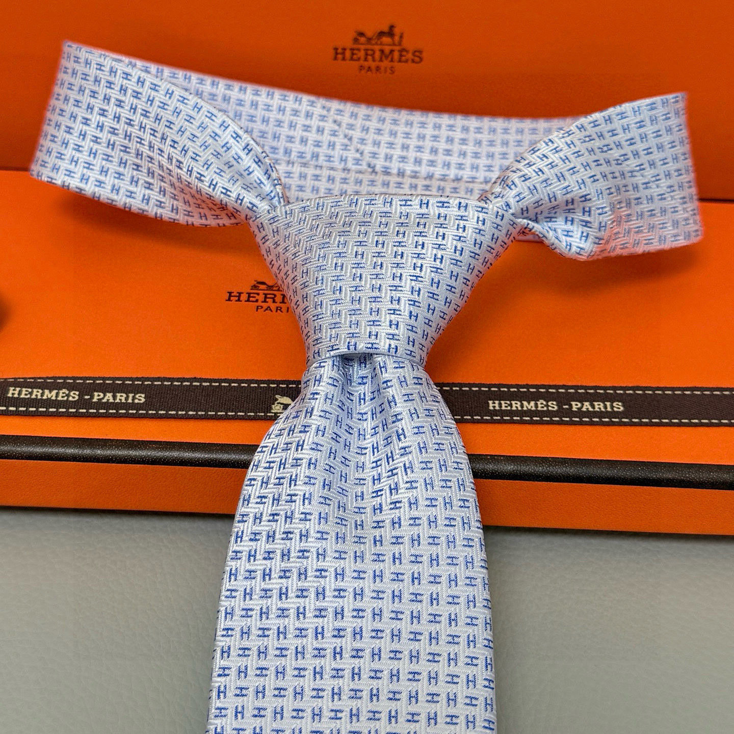 特价💰男士新款领带系列【小H字母领带】👔👔，稀有H家每年都有一千条不同印花的领带面世，从最初的多以几何图
