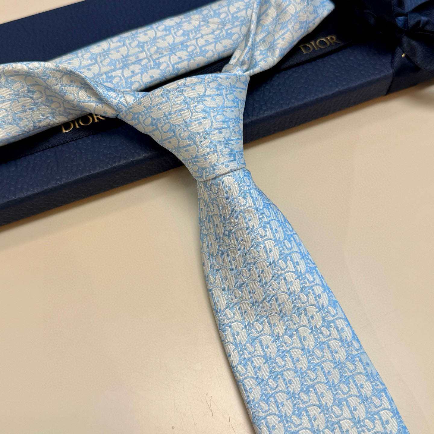 特价💰 爆款到，6色👏👏迪奥新款领带💖💖 👔👔Dior男士，稀有😻😻展现精湛手工与时尚优雅的理想选择，这